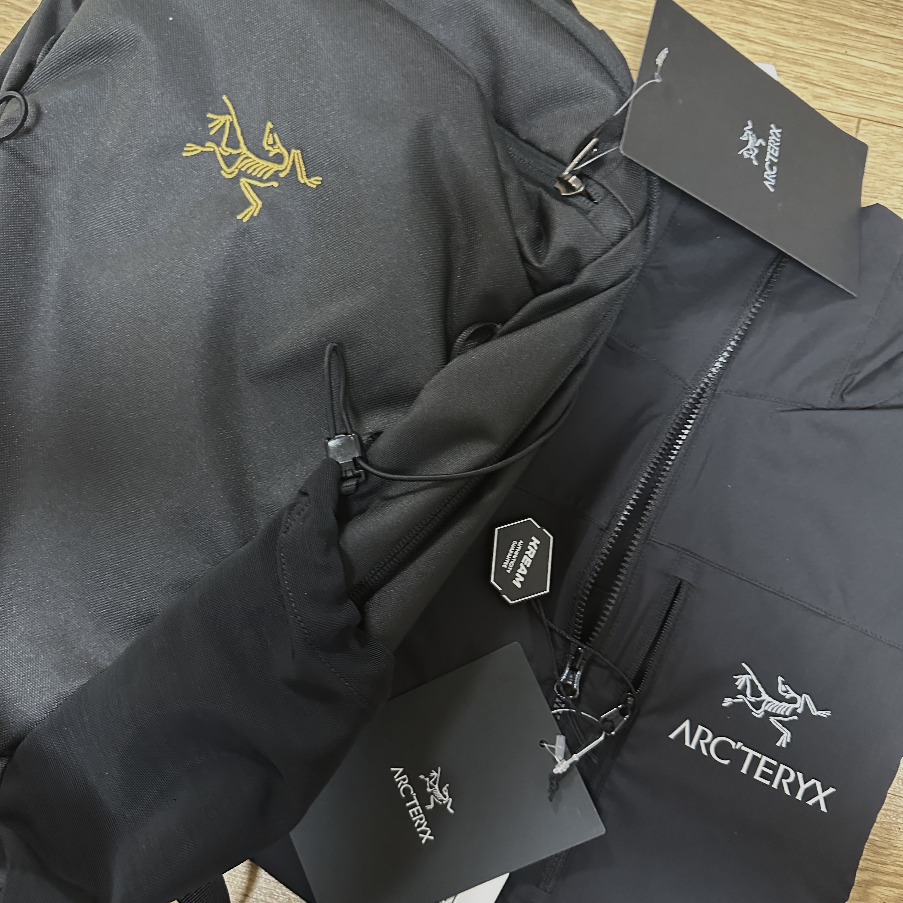 Arc'teryx Squamish Hoody Black, Arc'teryx Mantis 16 Backpack Black 착용 스타일