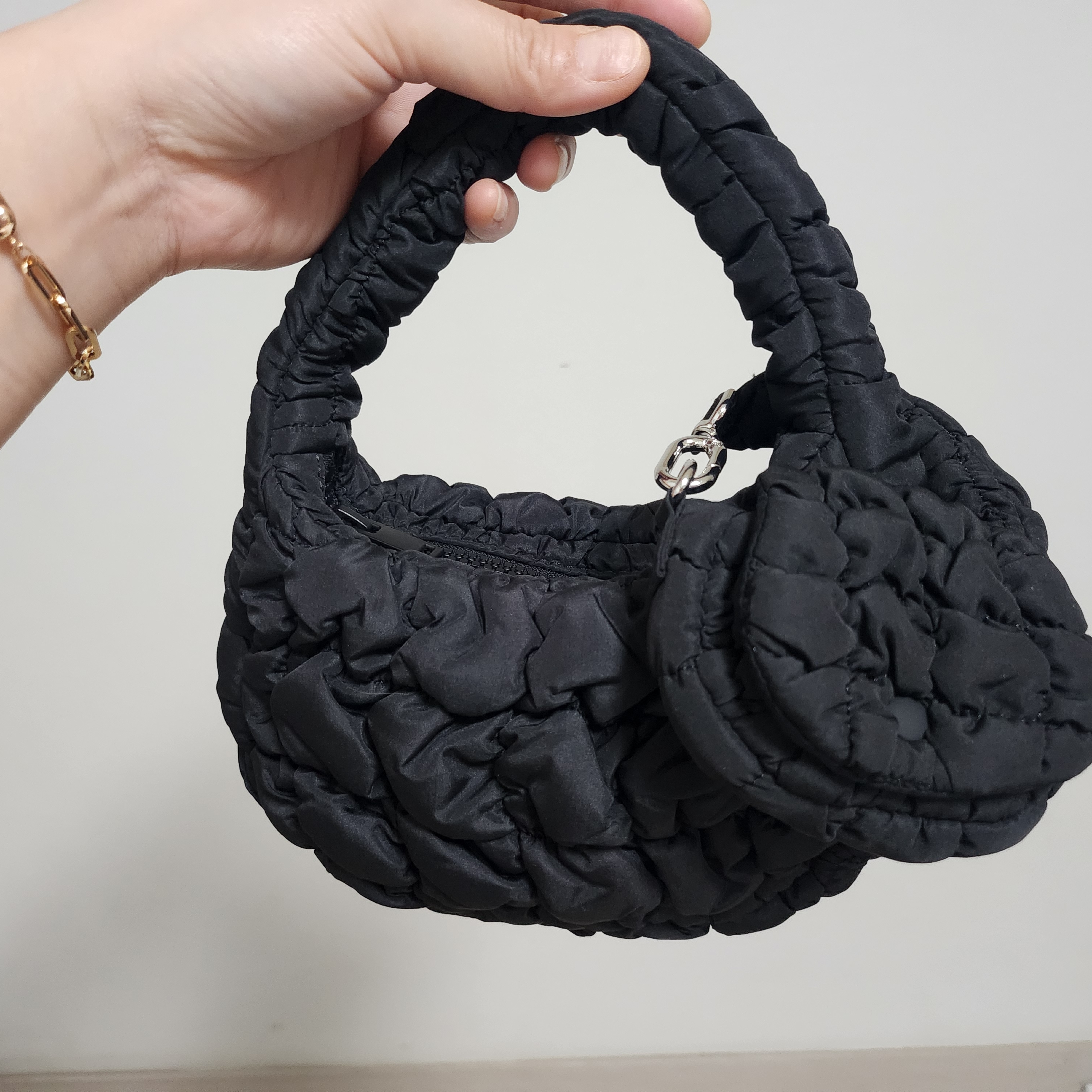 COS Quilted Micro Bag Black 착용 스타일 - 2