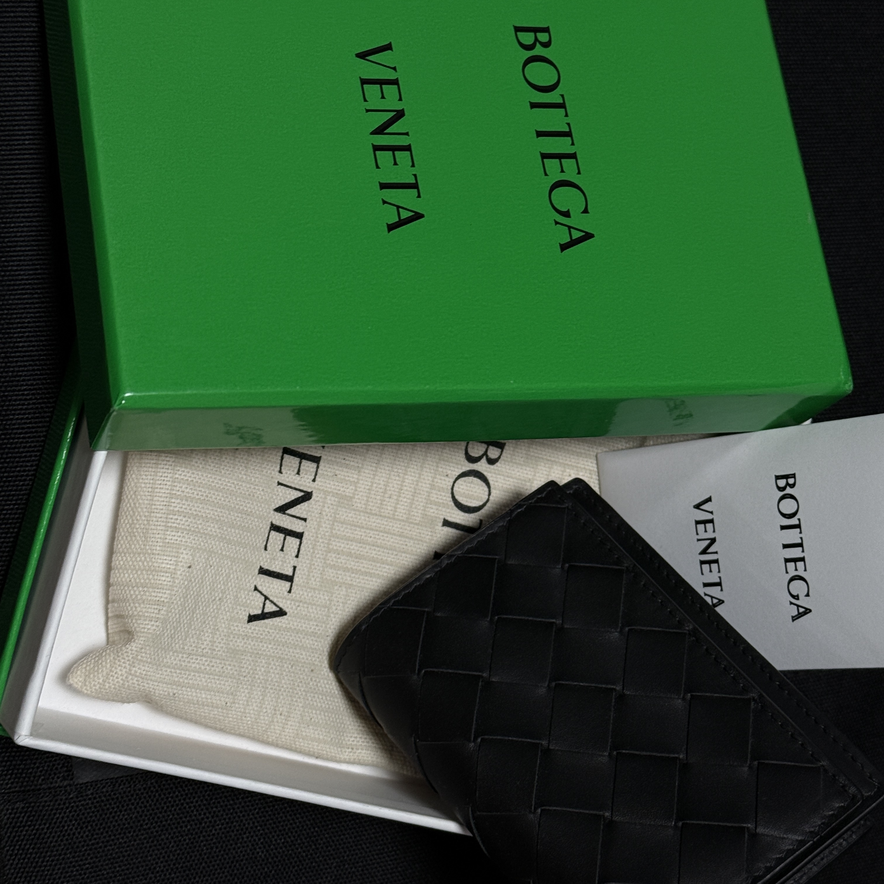 Bottega Veneta Business Card Case Black 착용 스타일