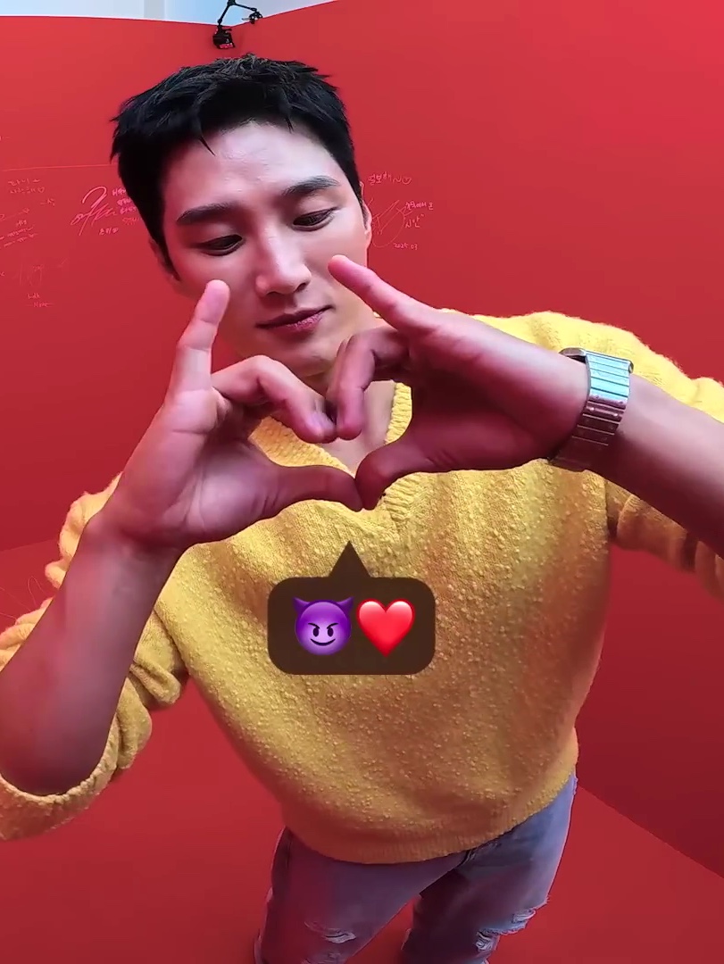 STU Casentino V-Neck Knit Yellow 착용 스타일 - 2