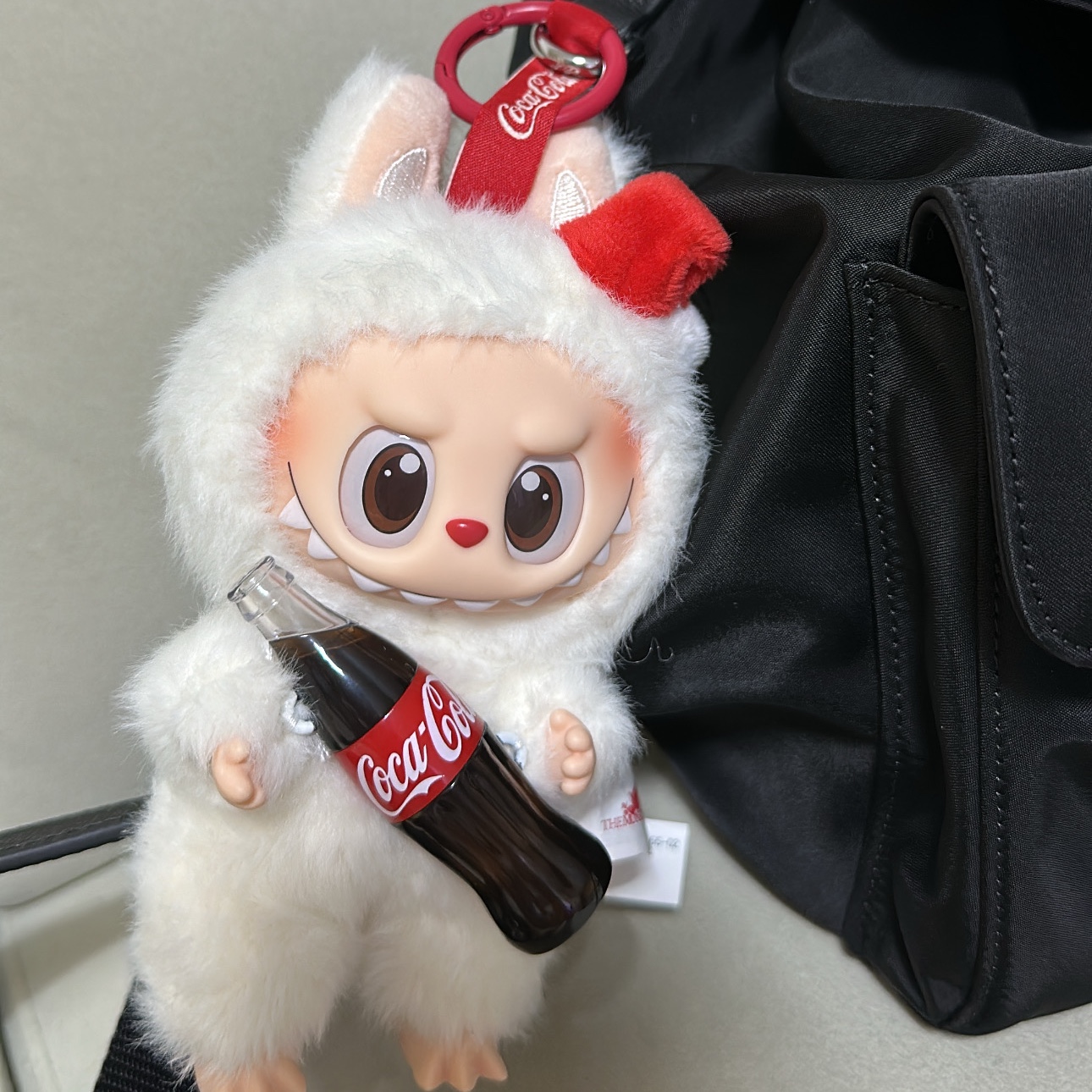 Pop Mart Labubu Coca Cola Series Surprise Shake Keyring (Opened Case) 착용 스타일