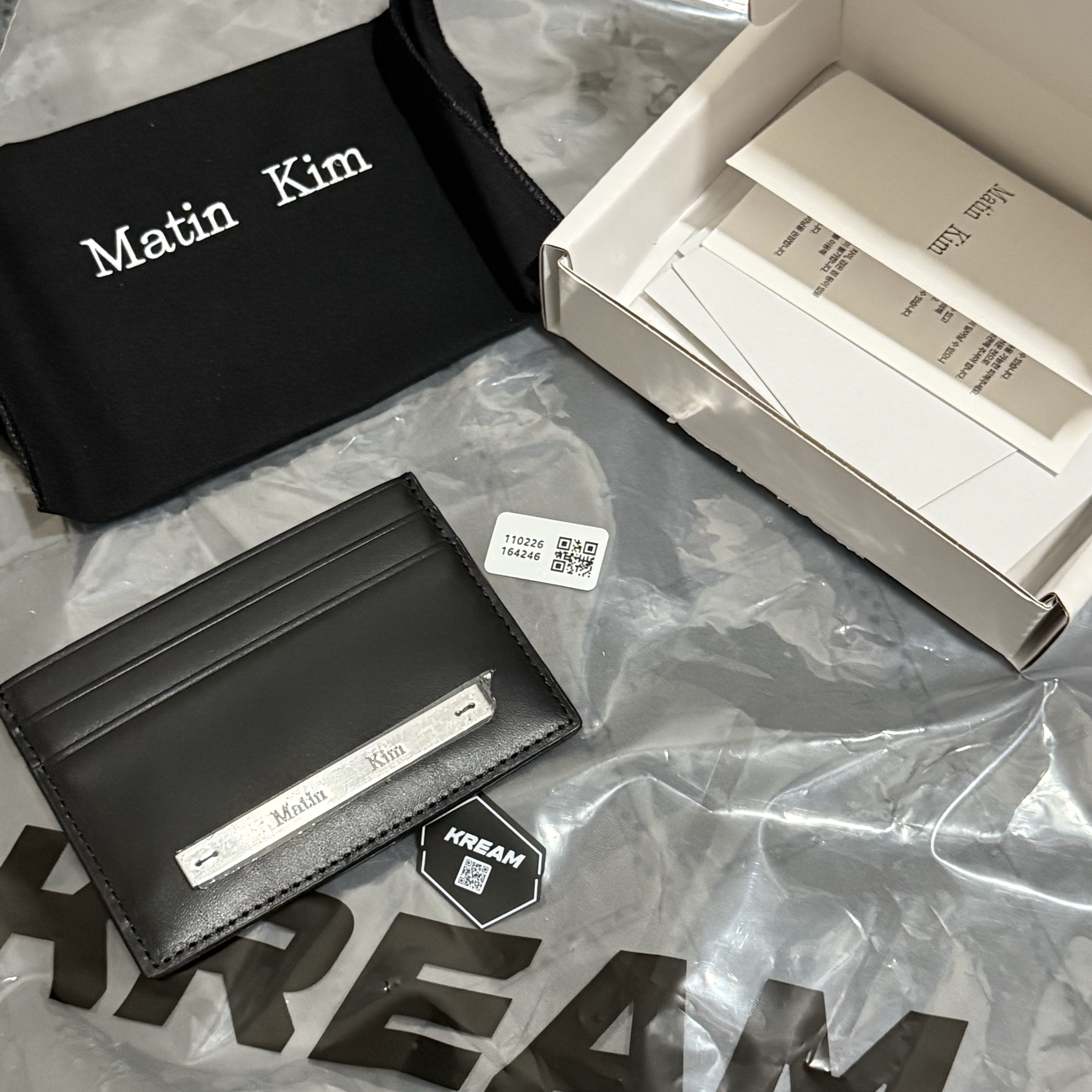 Matin Kim Vintage Card Wallet Black 착용 스타일