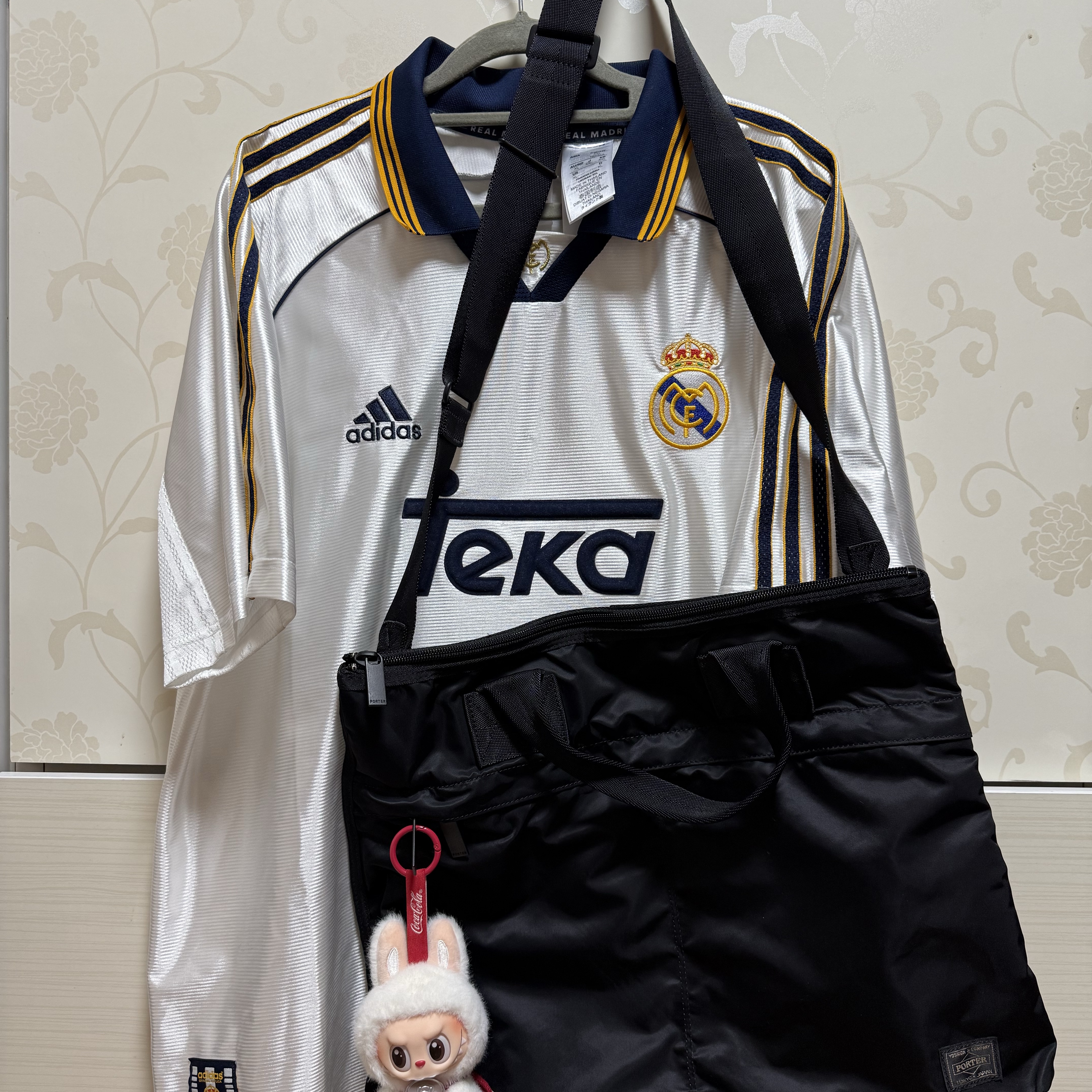 Porter Frame 2way Helmet Bag Black, Pop Mart Labubu Coca Cola Series Keyring Sealed Case (1 Blind Box) 착용 스타일