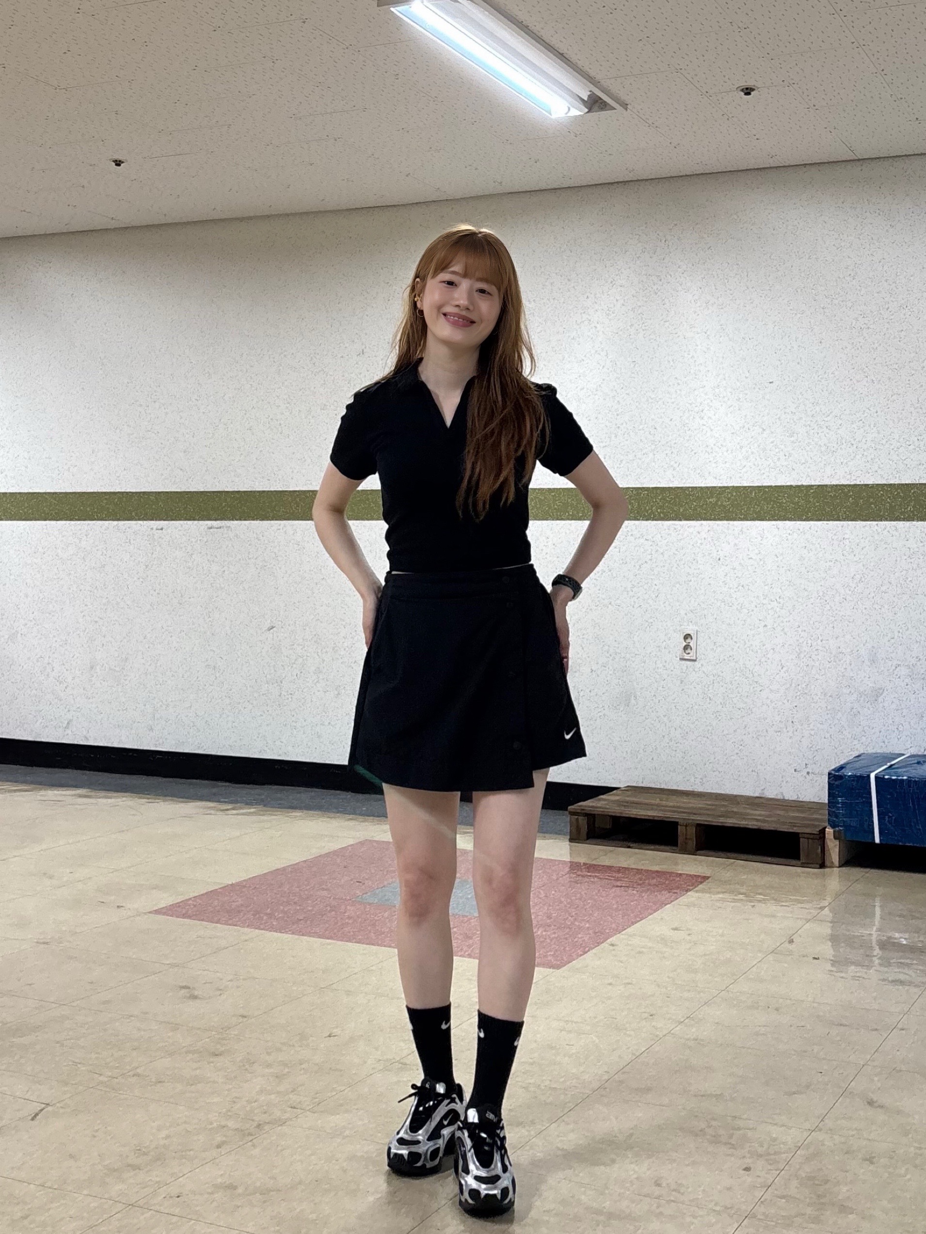 (W) Nike Air Max Muse Black and Metallic Silver, (W) Nike NSW Essential Short Sleeve Polo Top Black - Asia 착용 스타일 - 3