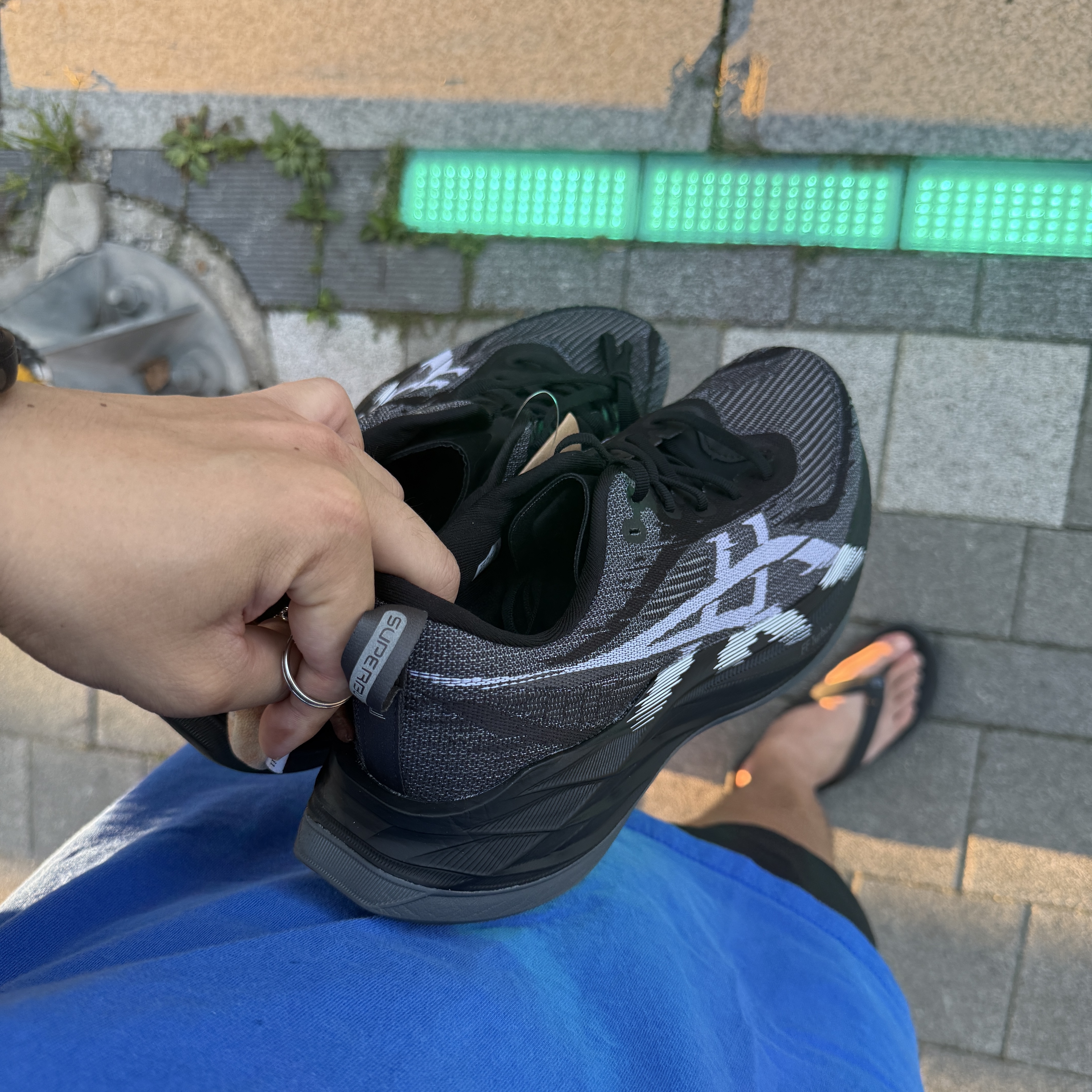 Asics Superblast 2 Black White 착용 스타일