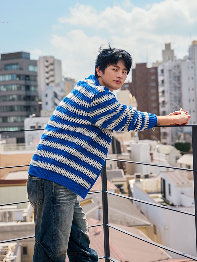 STU Stripe Collar Zip UP Sweater Blue 착용 스타일