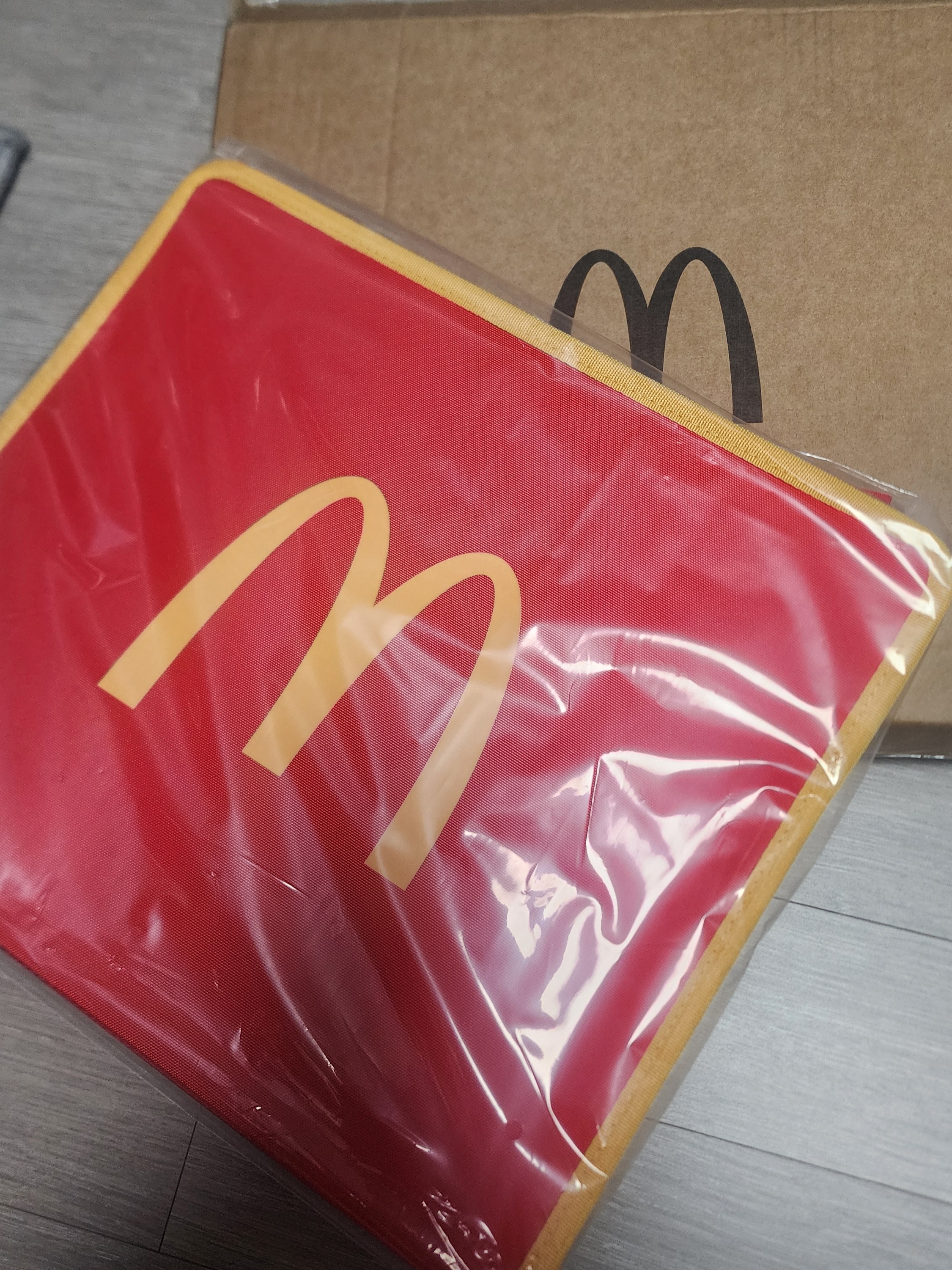 McDonald's Car Travel Bag Red 착용 스타일