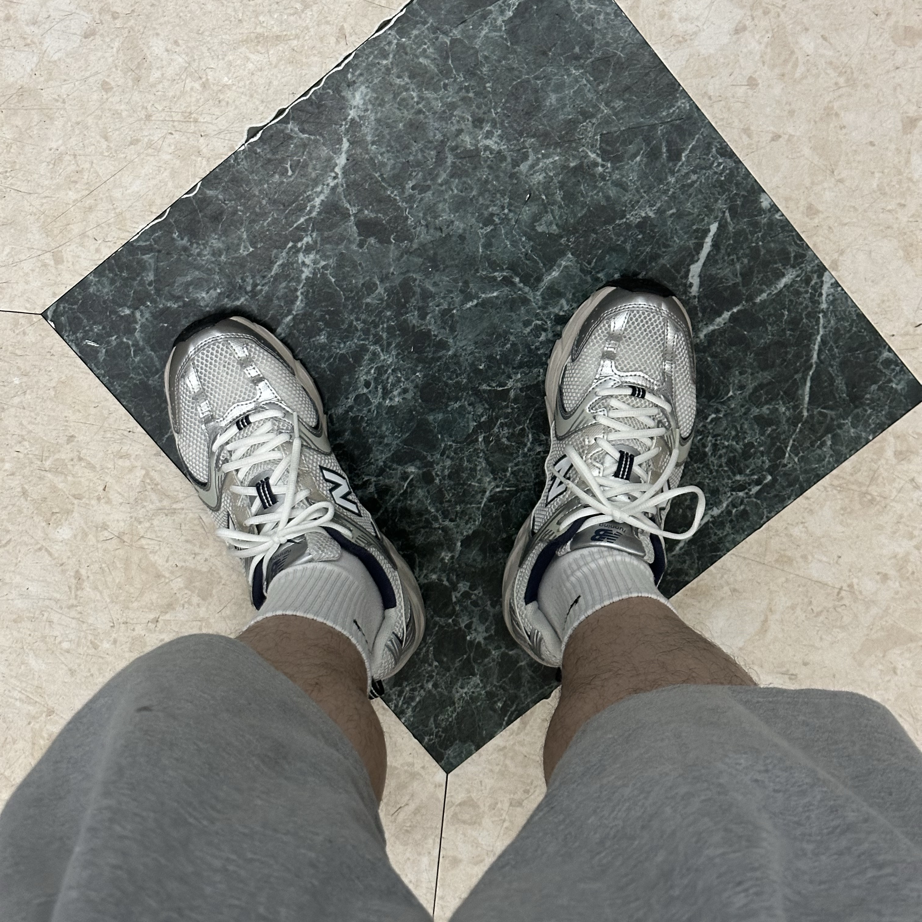 New Balance 530 Steel Grey 착용 스타일