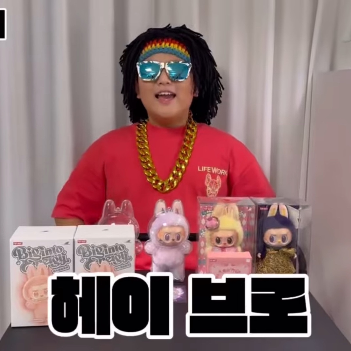 Pop Mart Labubu The Monsters Highlight Series Sealed Case (Bundle of 2/1 Blind Box) 착용 스타일