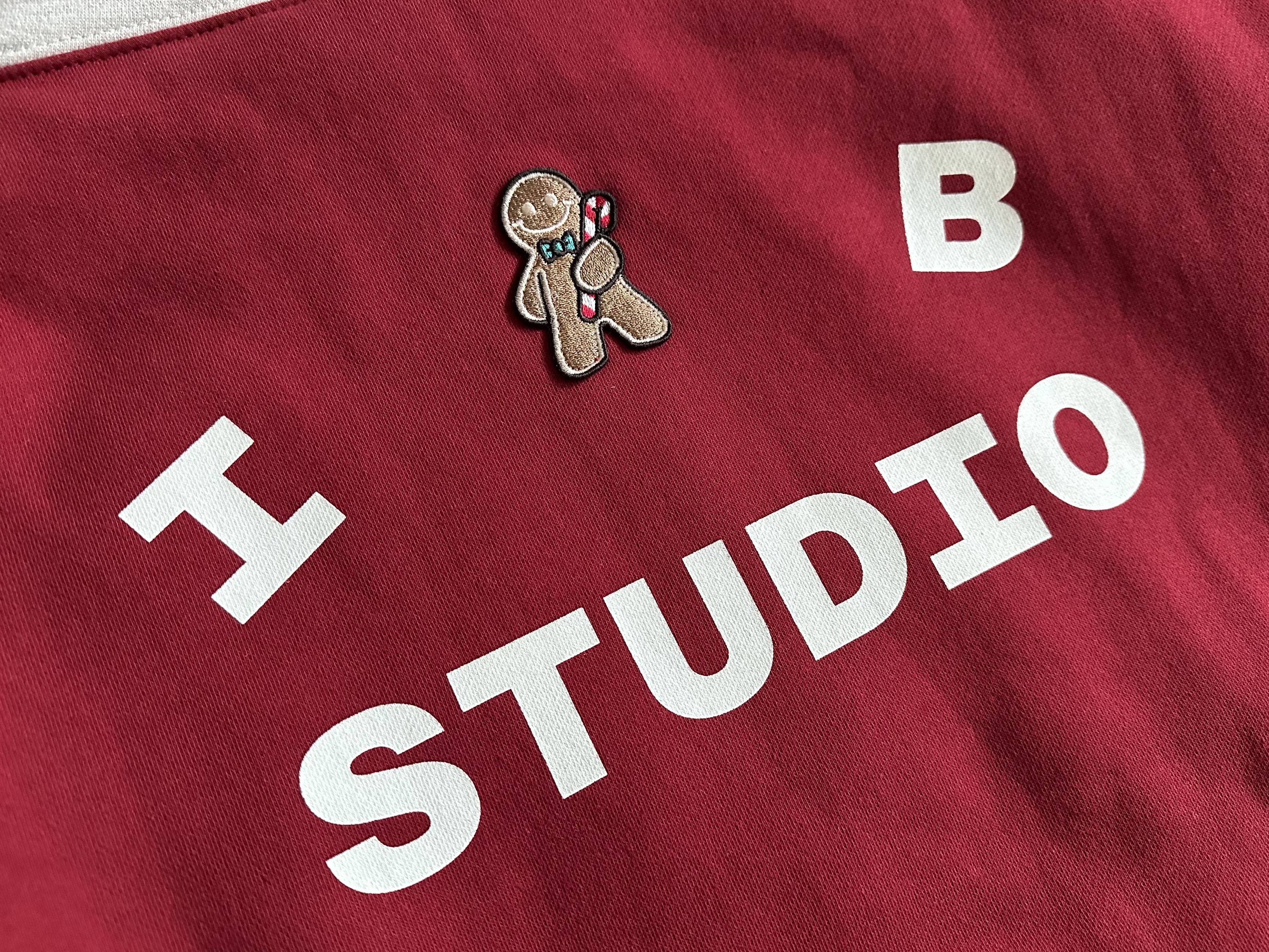 IAB Studio 24 Christmas Hoodie Burgundy Oatmeal 착용 스타일 - 2