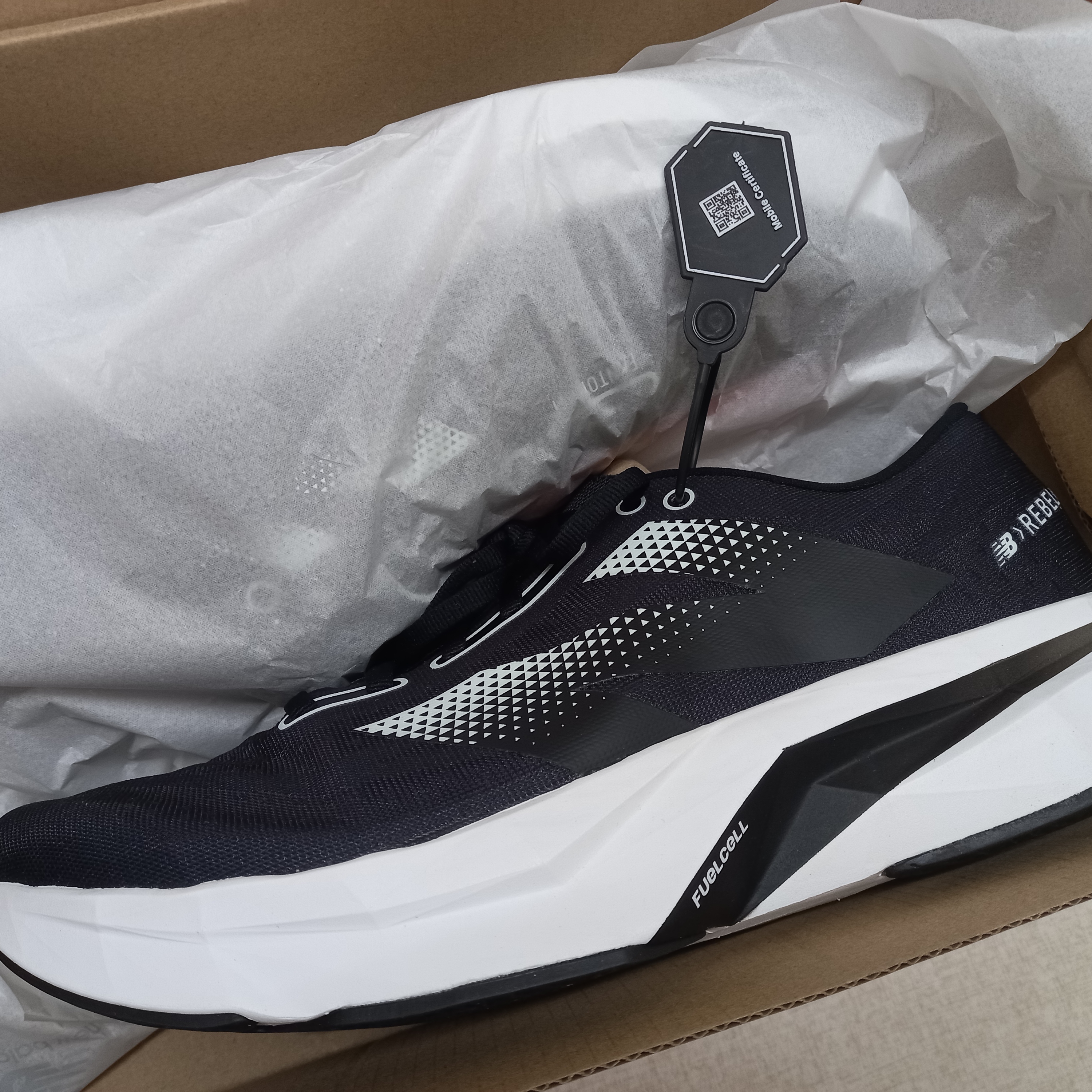 New Balance FuelCell Rebel v4 Black White - 2E Wide 착용 스타일 - 1