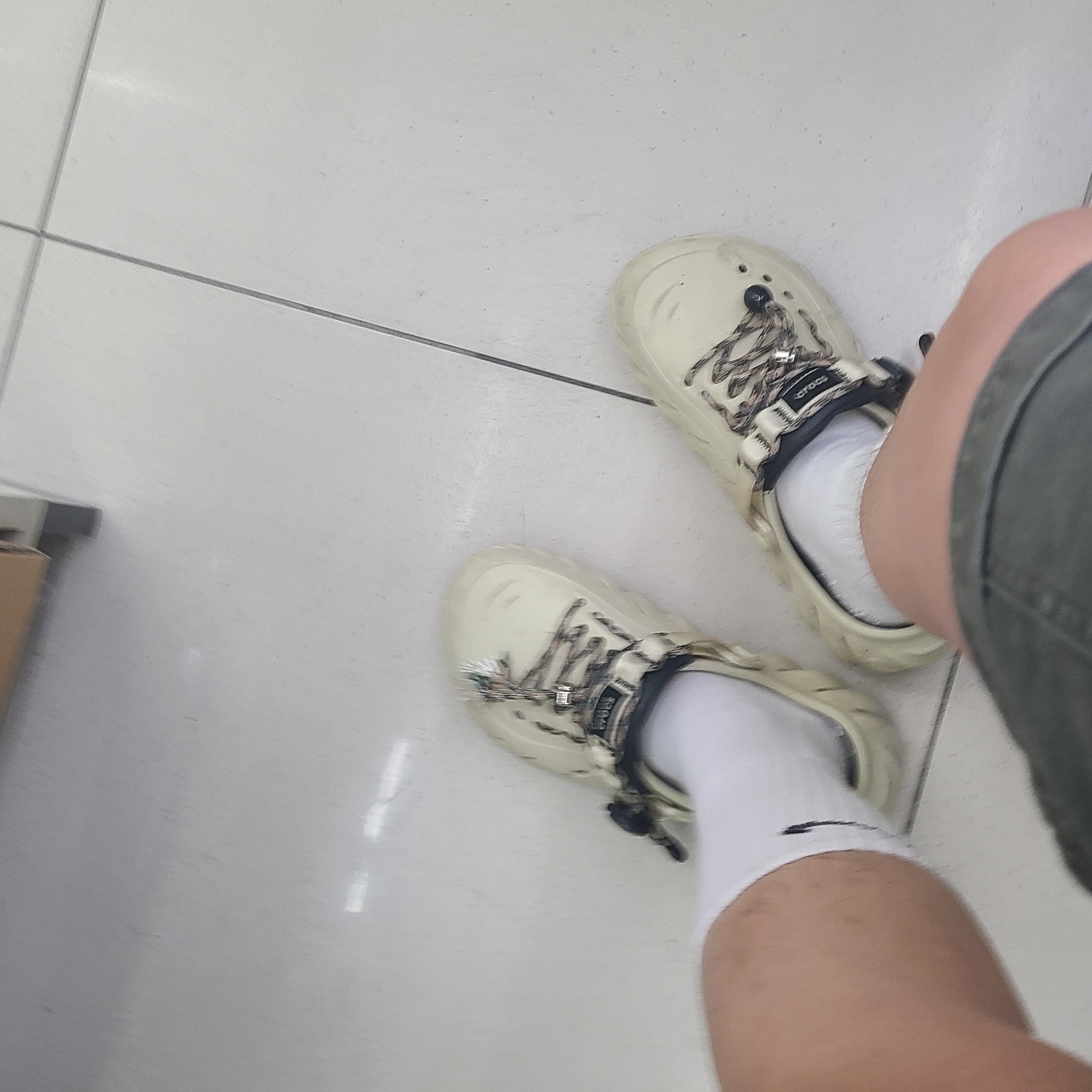 Crocs Echo Clog Bone Black 착용 스타일