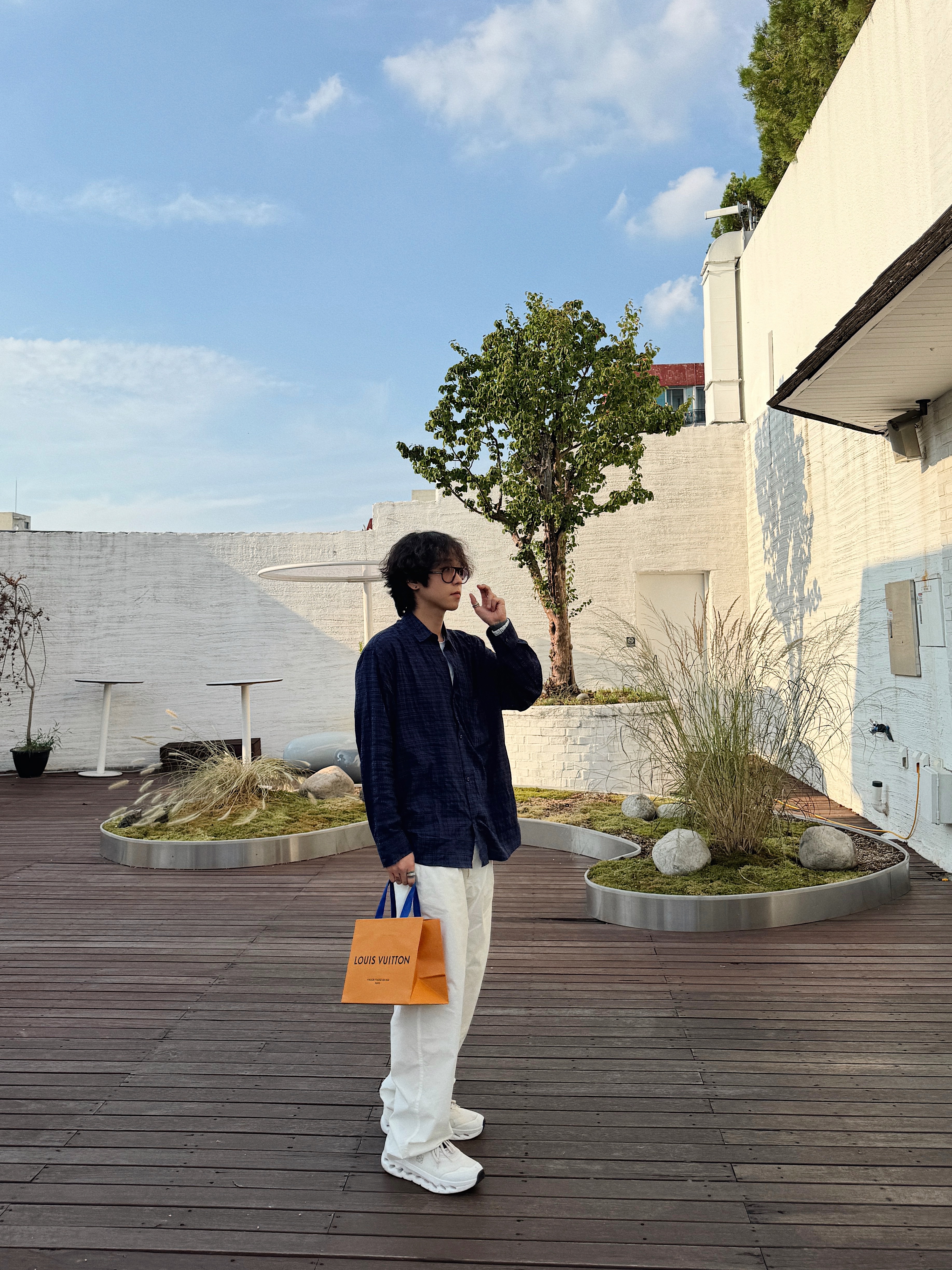 Loewe x On Running Cloudtilt 2.0 Sand White, STU Stripe Linen Pants White 착용 스타일 - 10