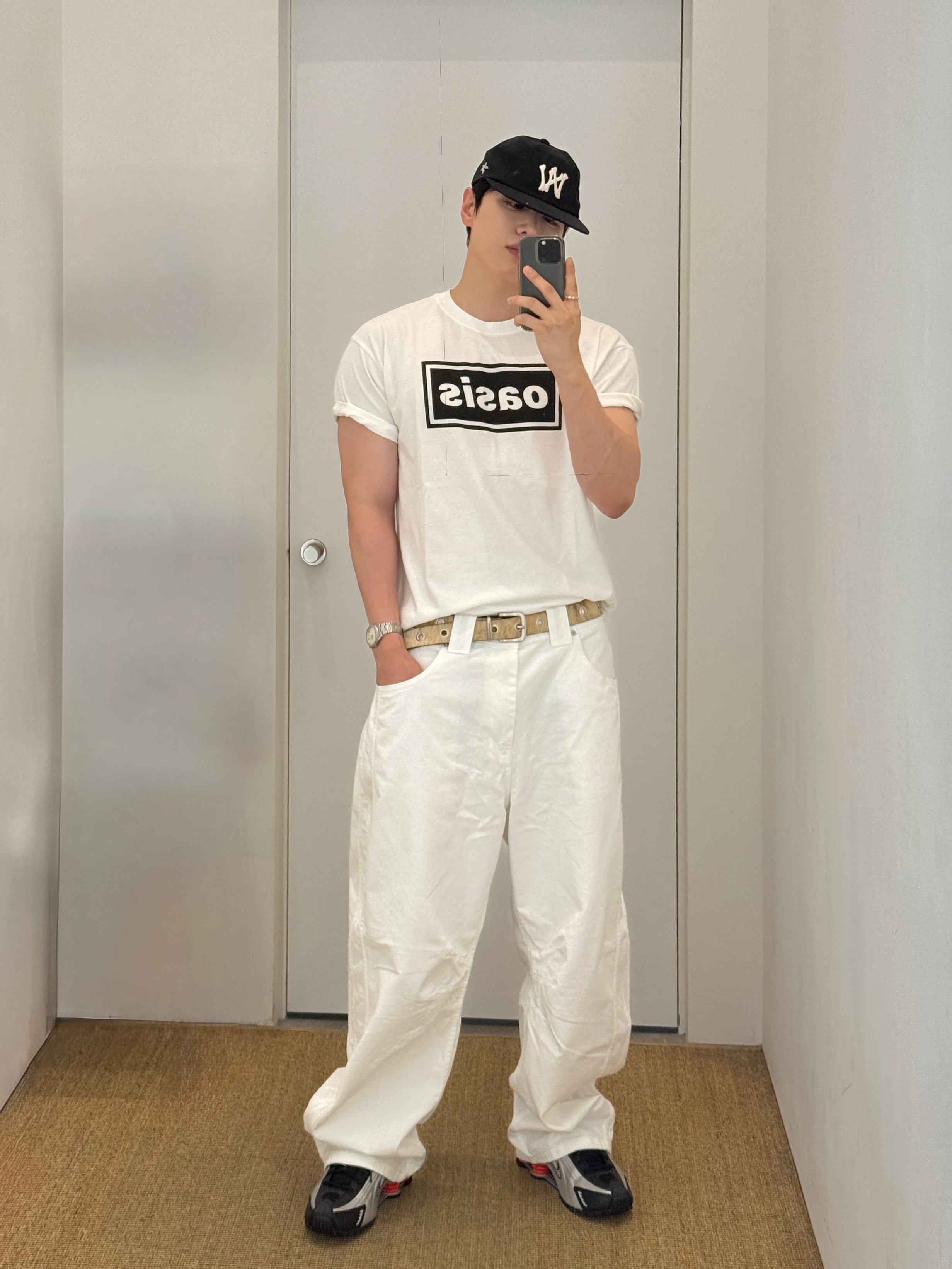 Aoiro 6-Panel Bone A/N Cap Black, Levi's x Oasis Deca Logo T-Shirt White 착용 스타일 - 1