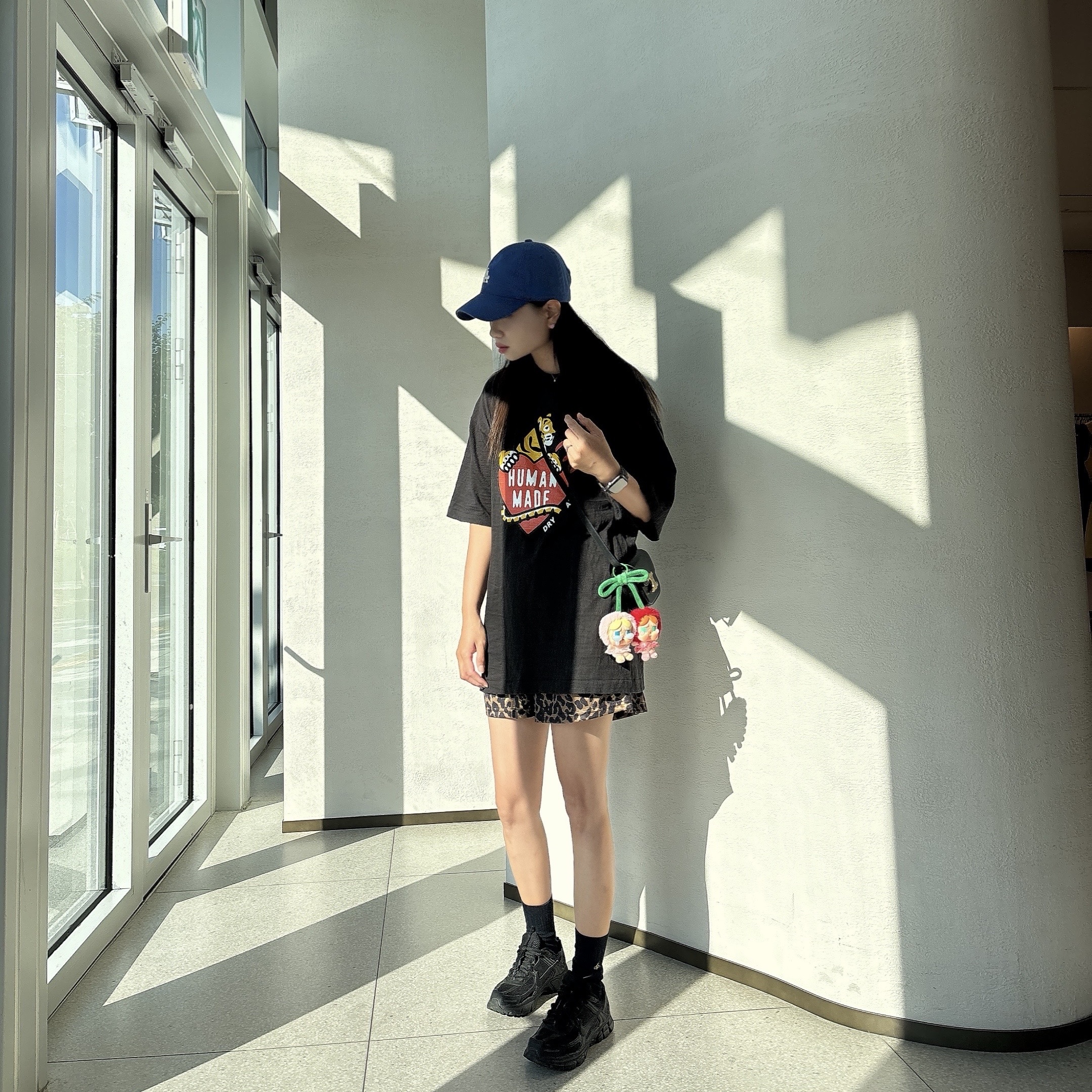 Human Made Graphic T-Shirt Black, Celine Mini Claude in Shiny Calfskin Black 착용 스타일 - 2