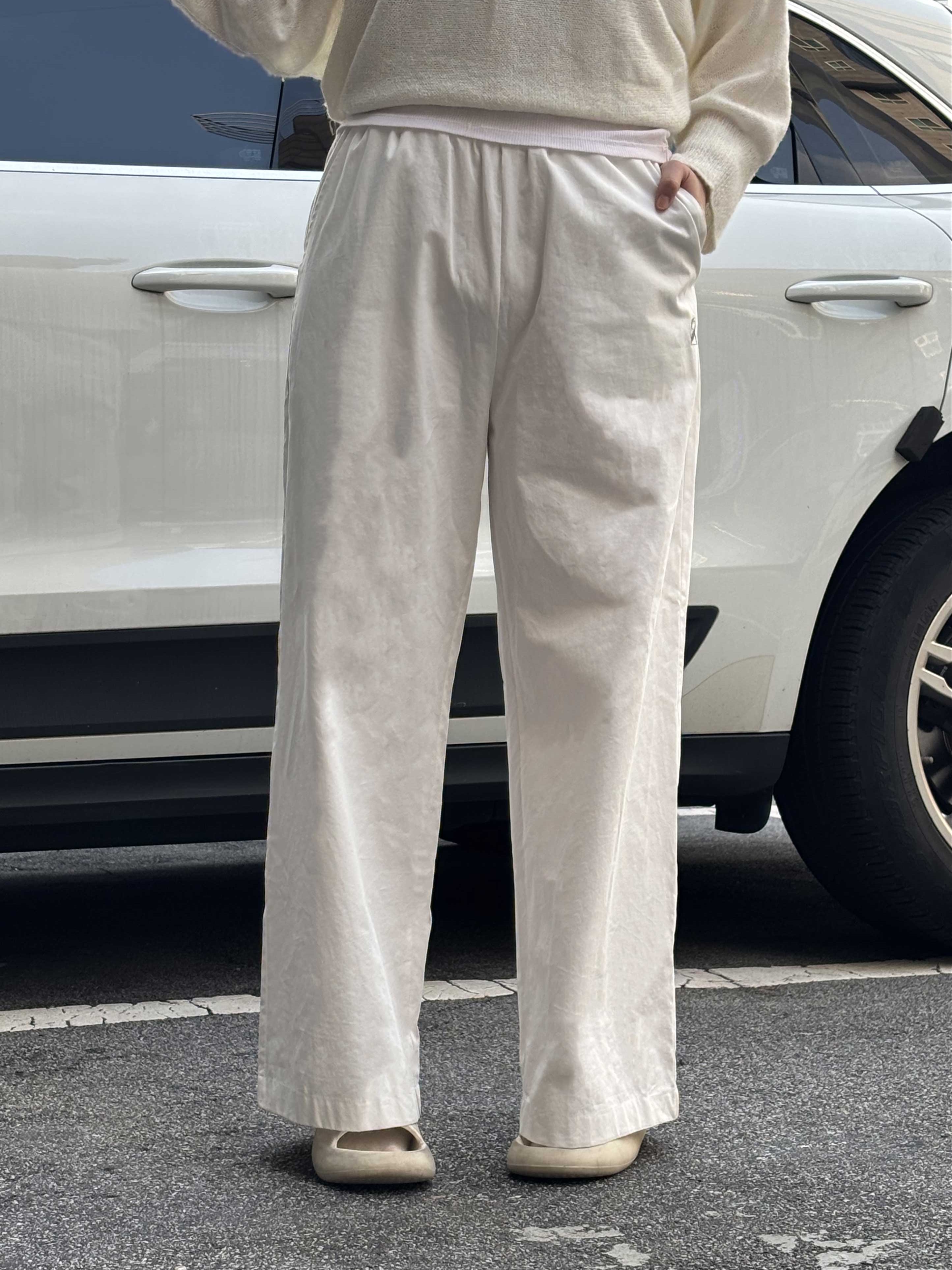 Riomeu Paper Easy Pants White 착용 스타일