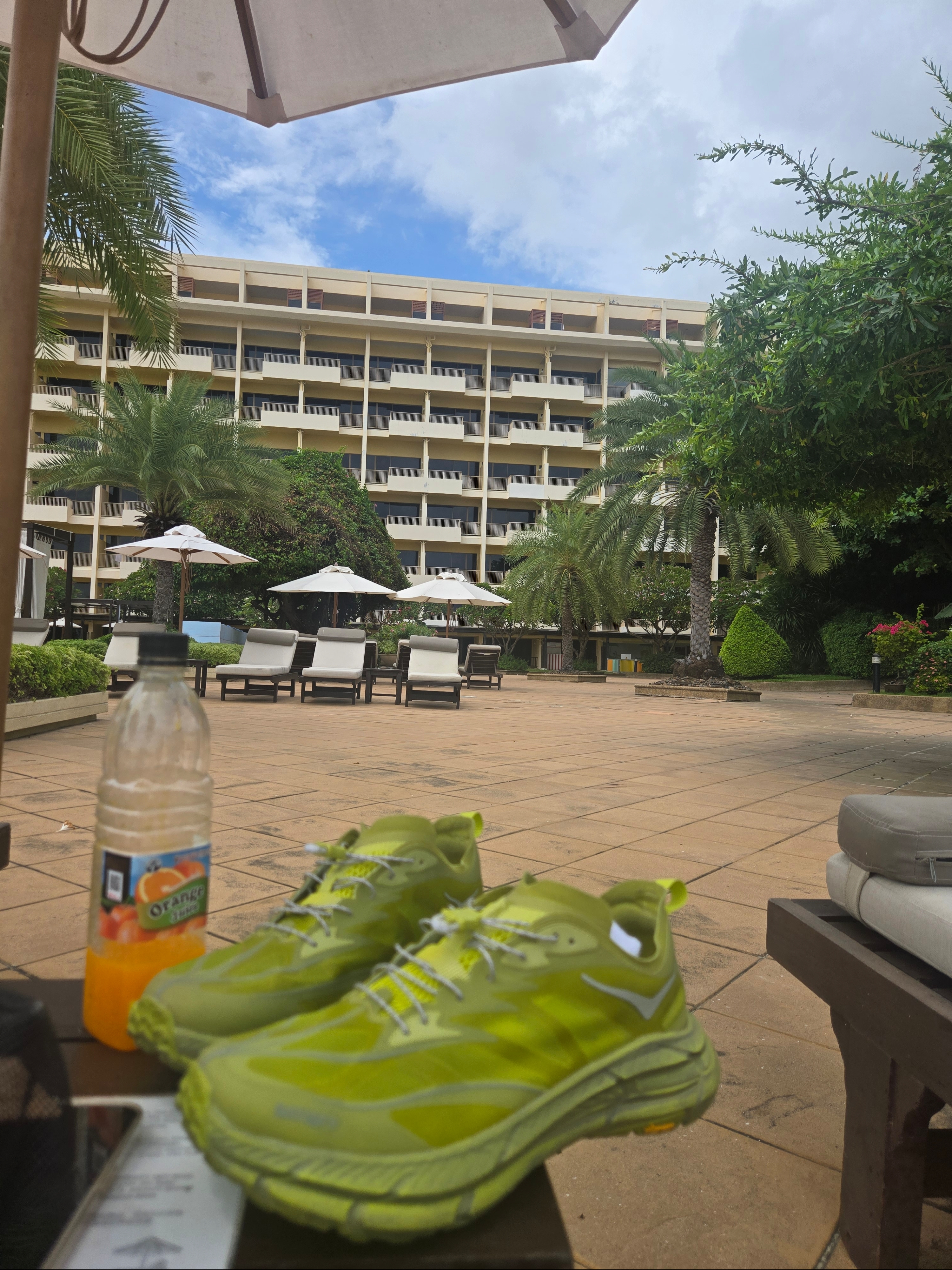 Hoka x Satisfy Mafate Speed 4 Lite Sulfur 착용 스타일