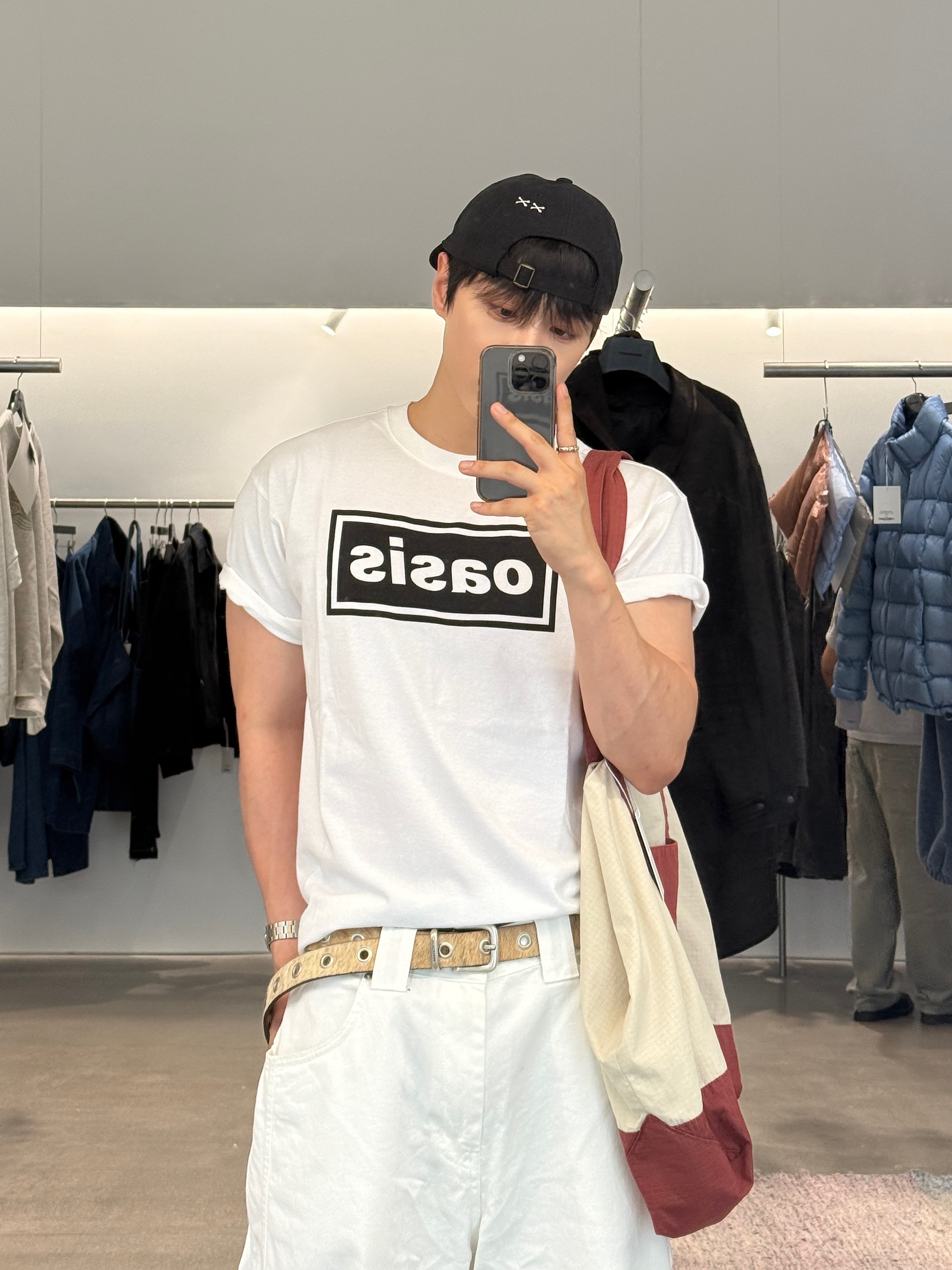 Aoiro 6-Panel Bone A/N Cap Black, Levi's x Oasis Deca Logo T-Shirt White 착용 스타일 - 2