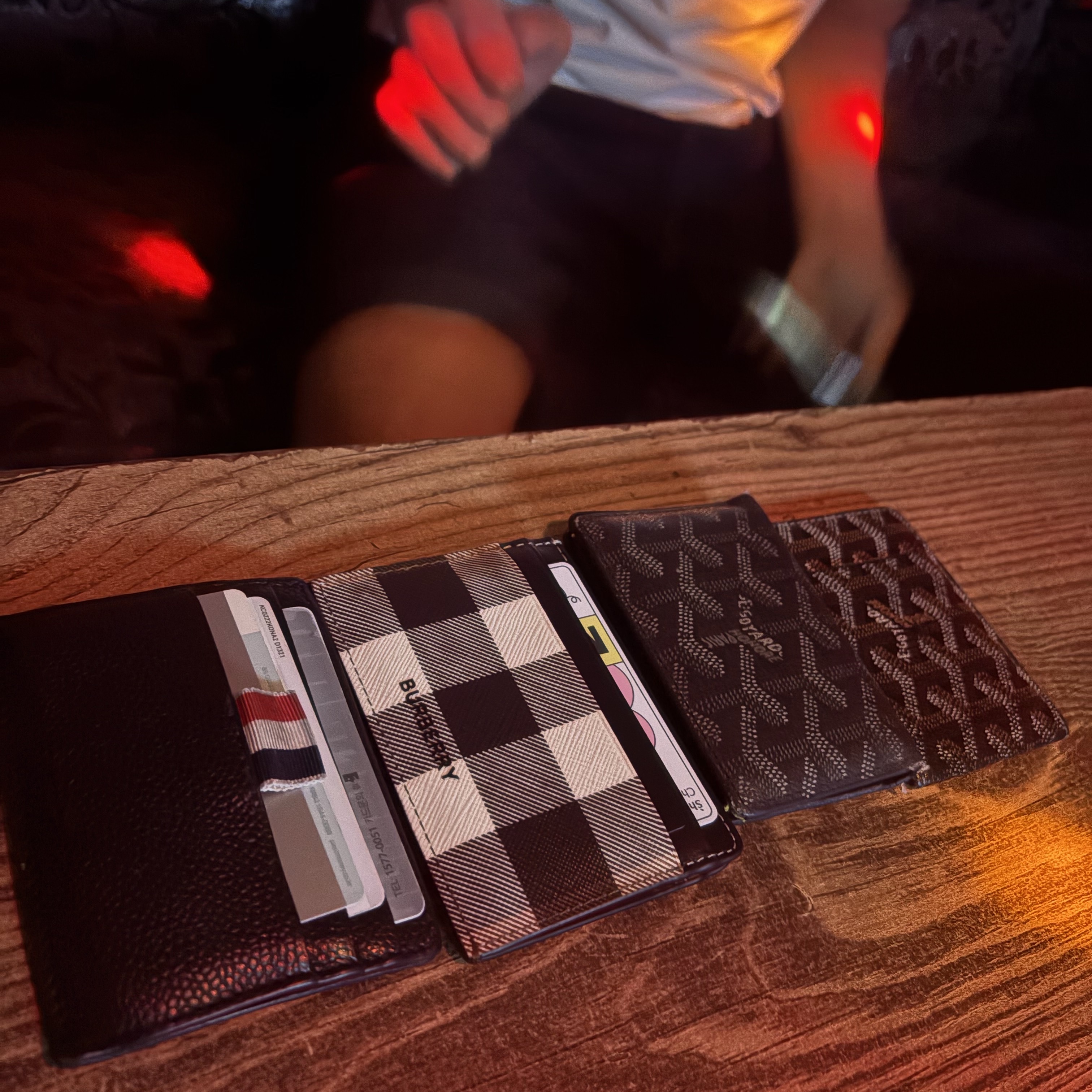 Burberry Check Leather Card Case Dark Birch Brown, Thom Browne Pebble Grain Leather Stripe Note Compartment Card Holder Black 착용 스타일