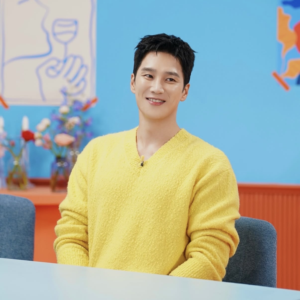 STU Casentino V-Neck Knit Yellow 착용 스타일 - 1
