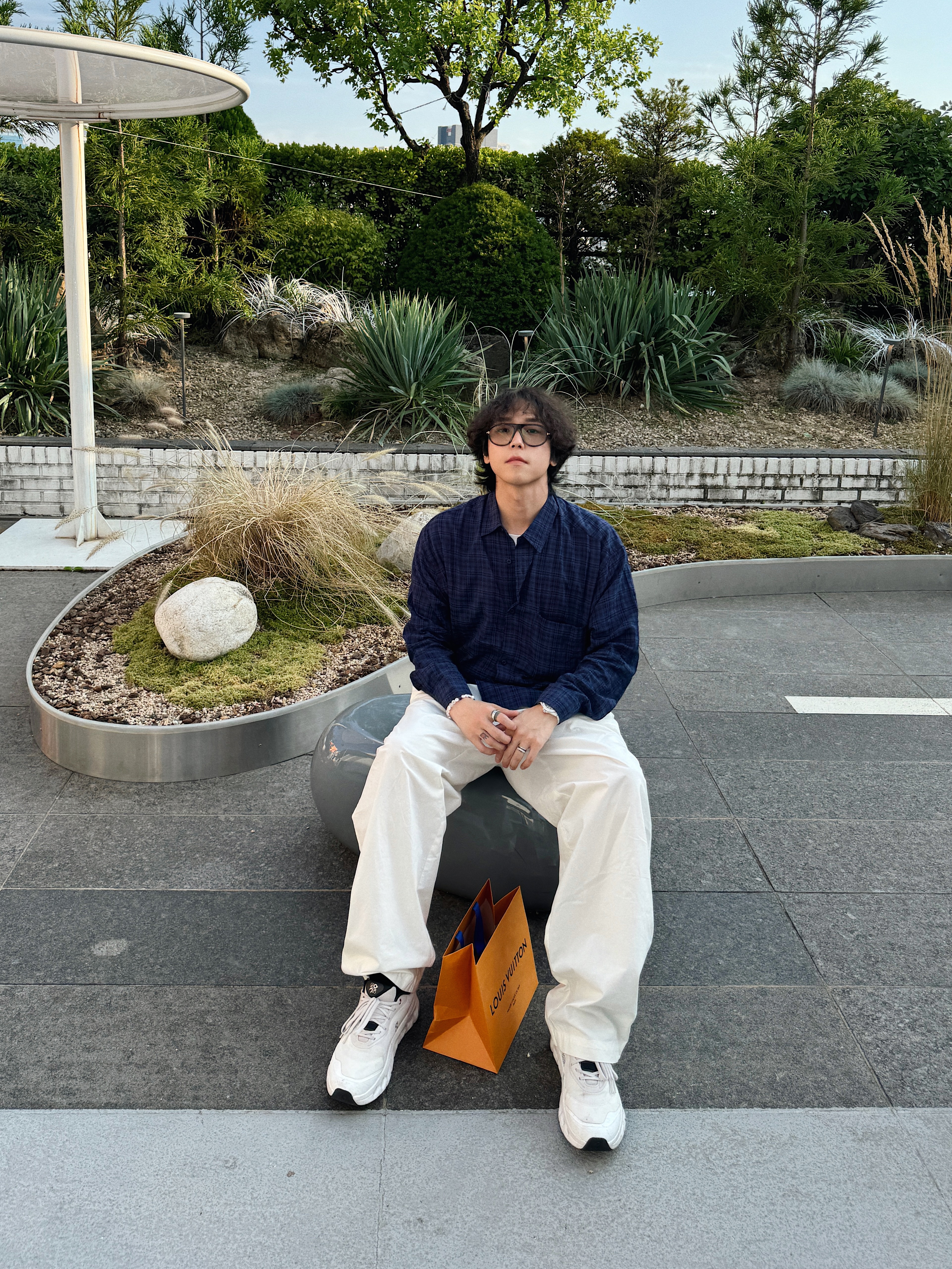 Loewe x On Running Cloudtilt 2.0 Sand White, STU Stripe Linen Pants White 착용 스타일 - 8