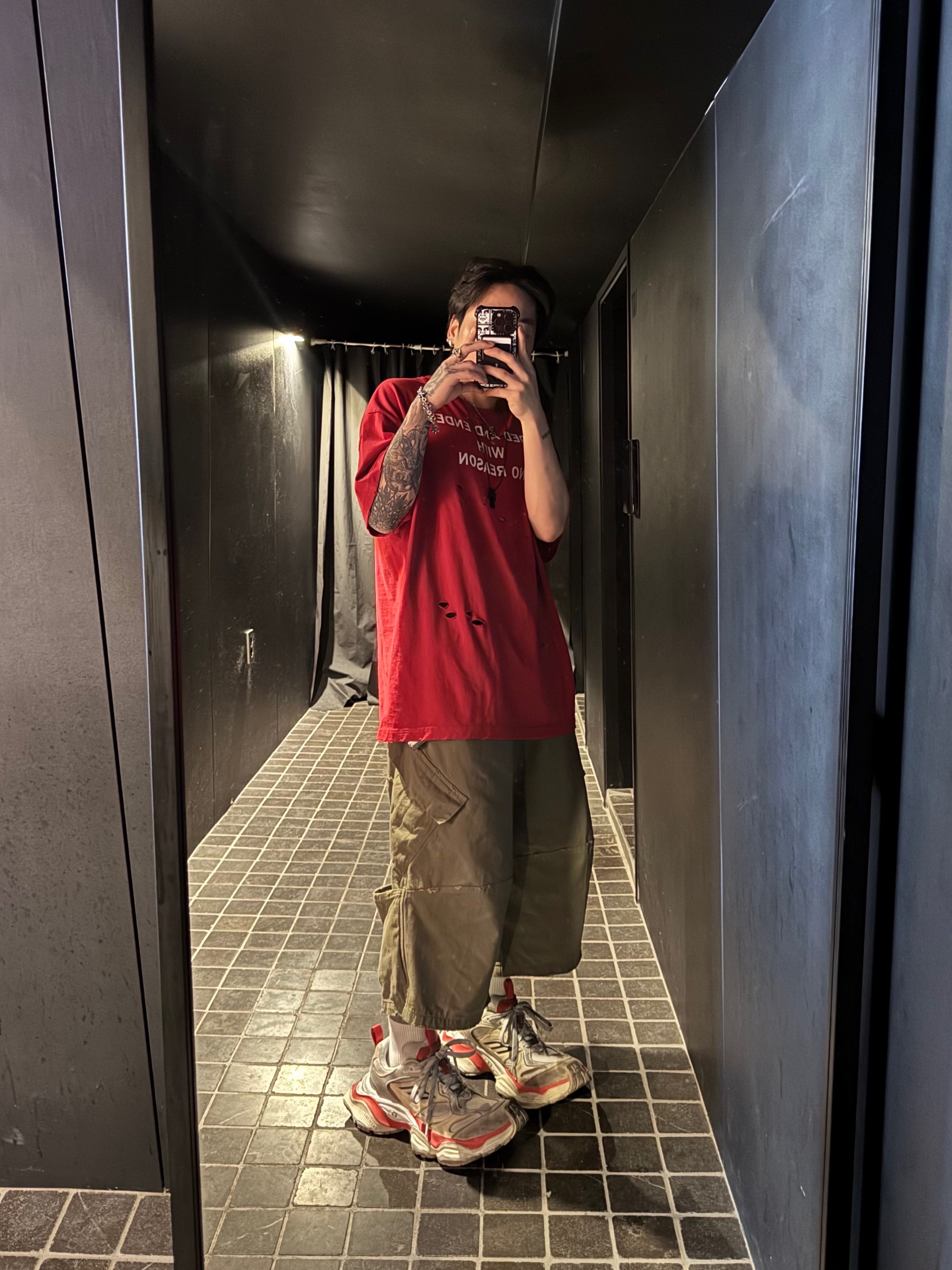 ROARINGRAD Damage Lettering T-shirt Red, Balenciaga Cargo Sneakers Beige Grey Red 착용 스타일 - 5