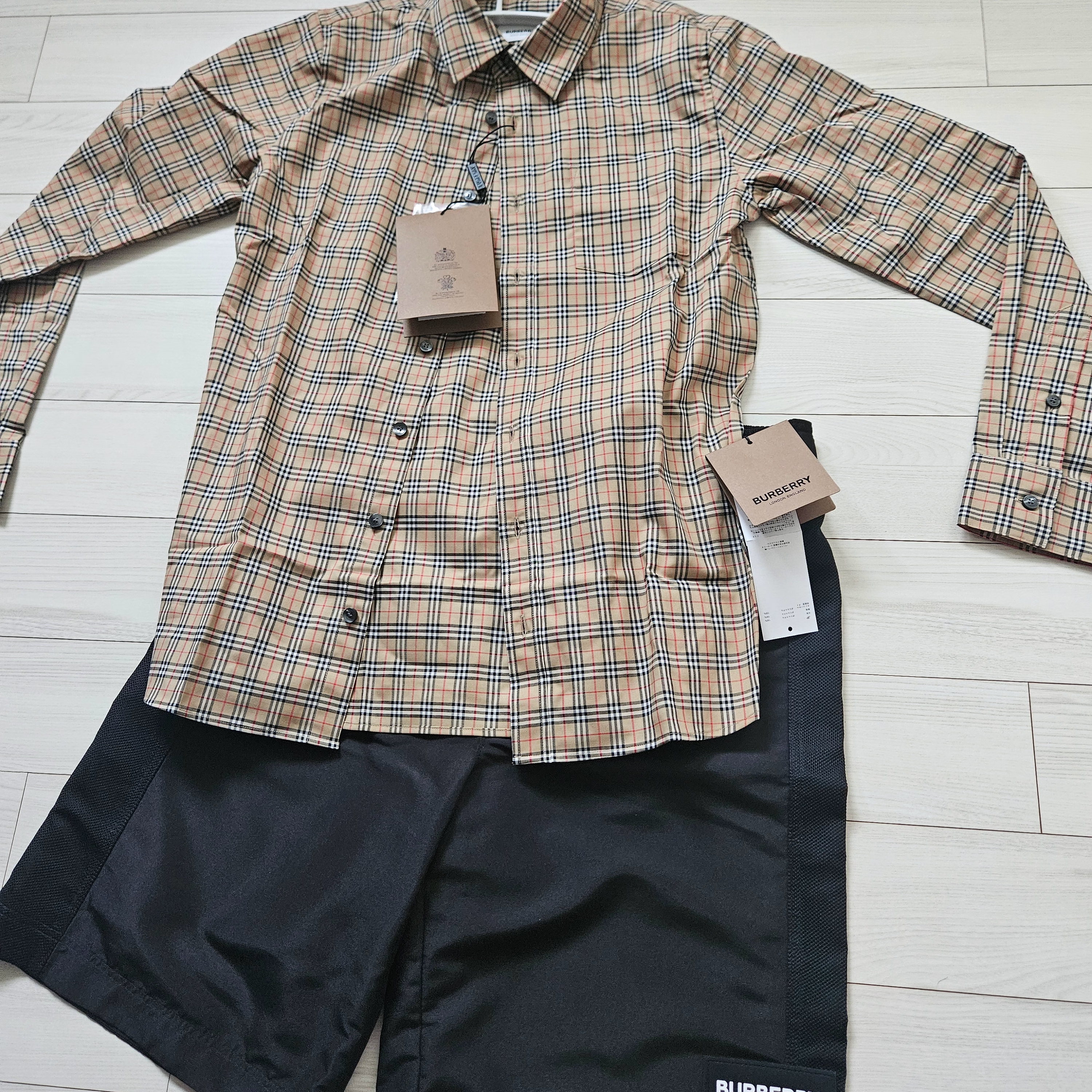 (Kids) Burberry Logo Patch Short Pants Black, (Kids) Burberry Check Stretch Cotton Shirt Archive Beige 착용 스타일 - 1