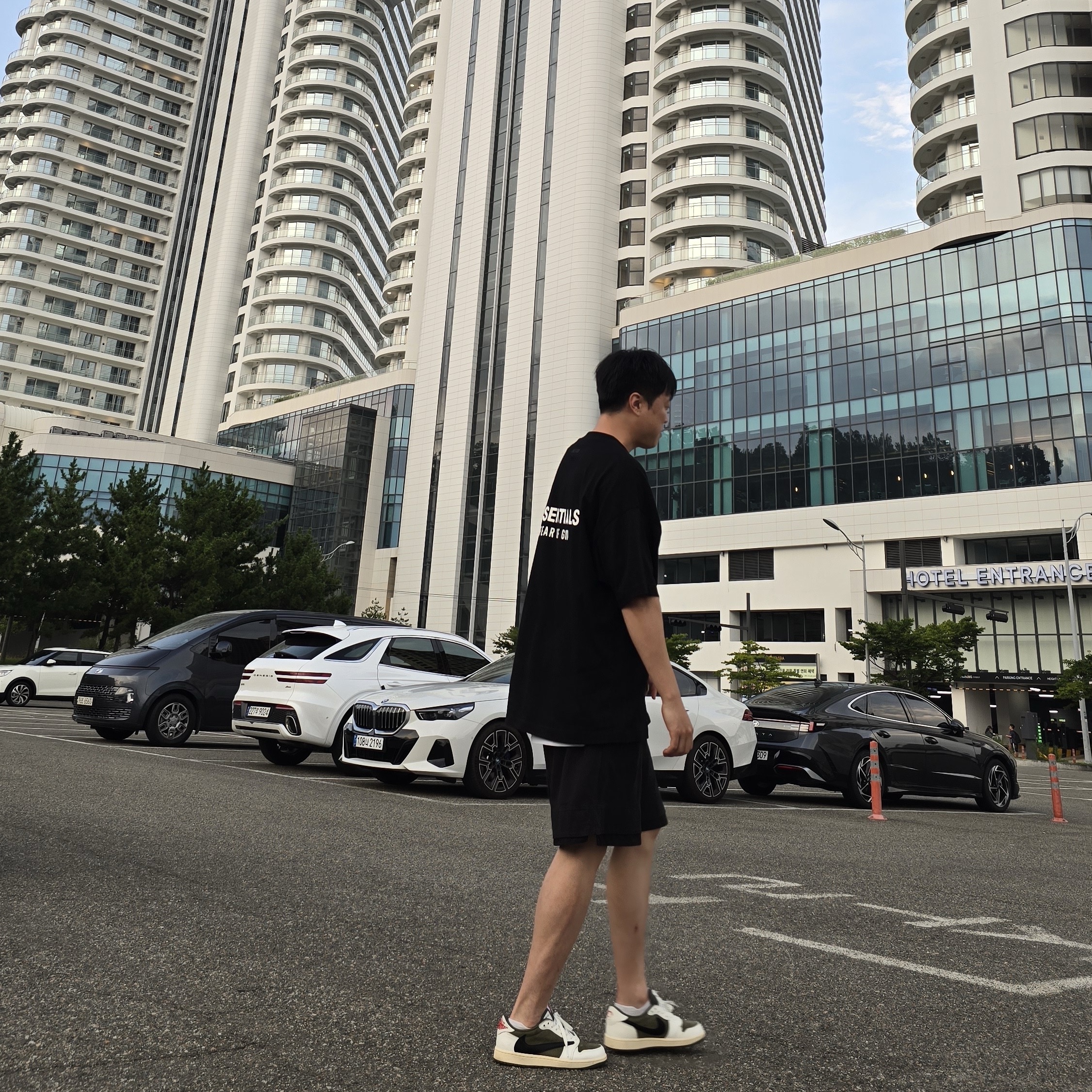 Supreme Hanes Tagless T-Shirt White (3 Pack), Essentials Jersey Crewneck T-Shirt Black - 24FW 착용 스타일