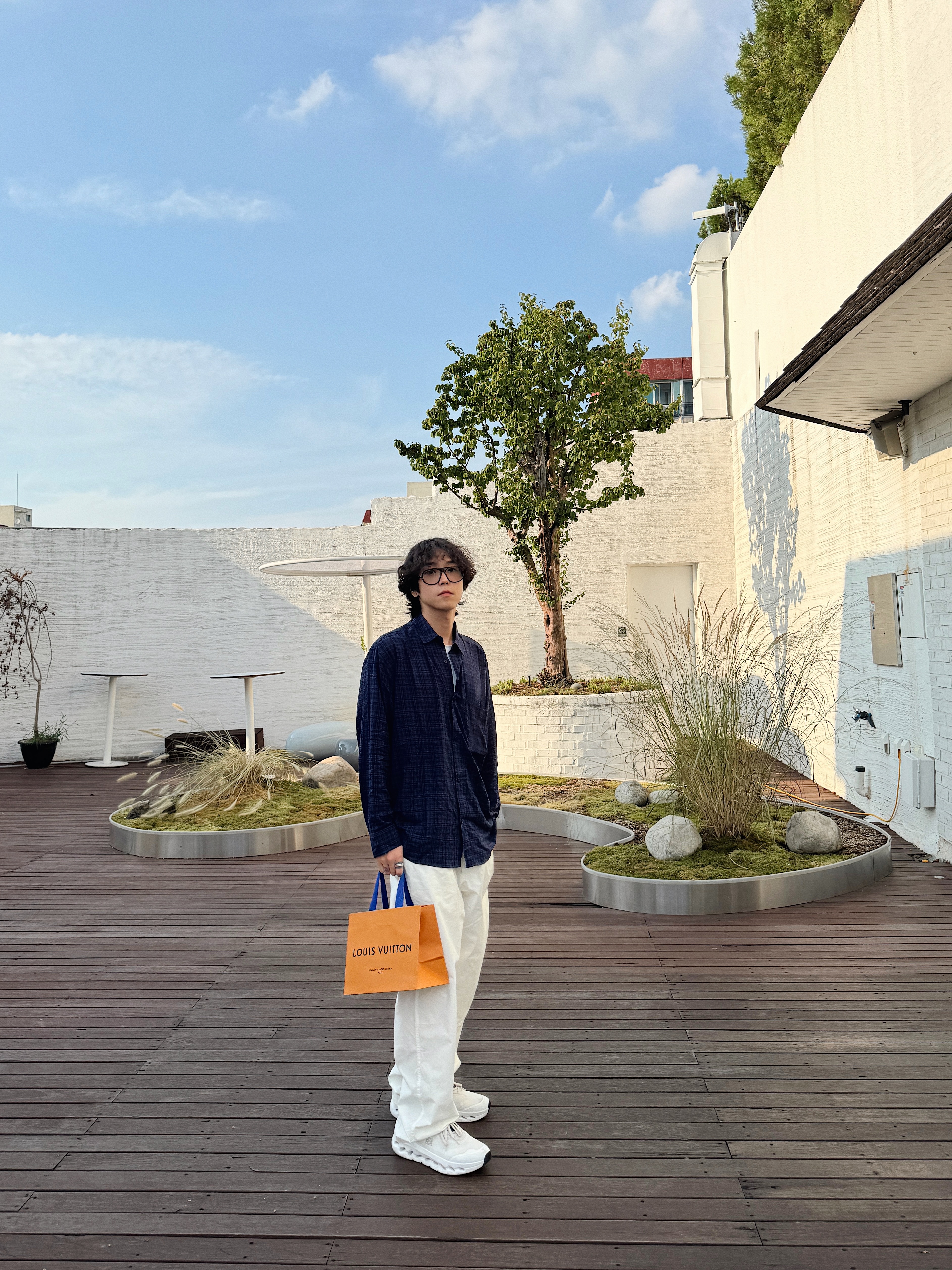 Loewe x On Running Cloudtilt 2.0 Sand White, STU Stripe Linen Pants White 착용 스타일 - 9