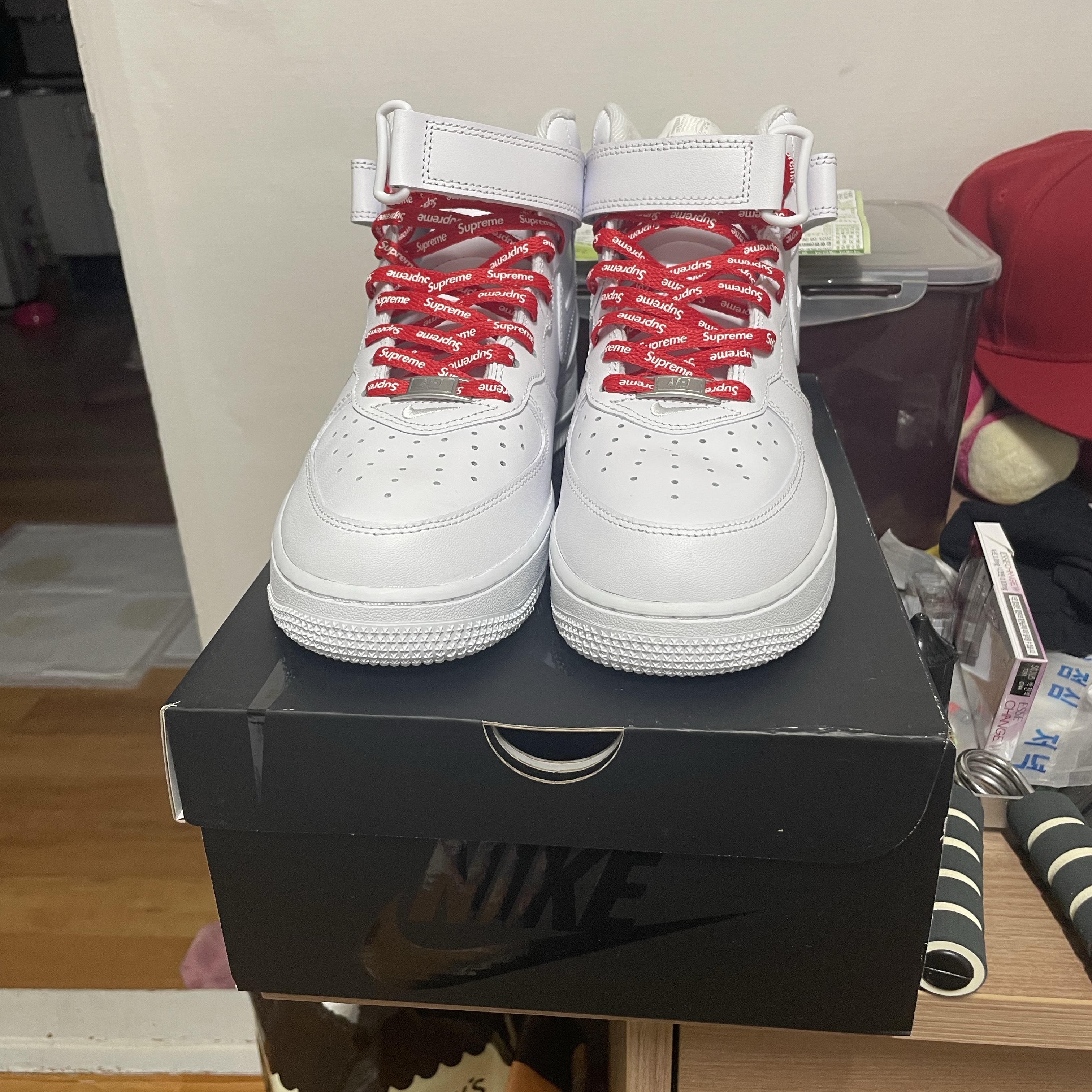 Nike x Supreme Air Force 1 Mid White 착용 스타일 - 1
