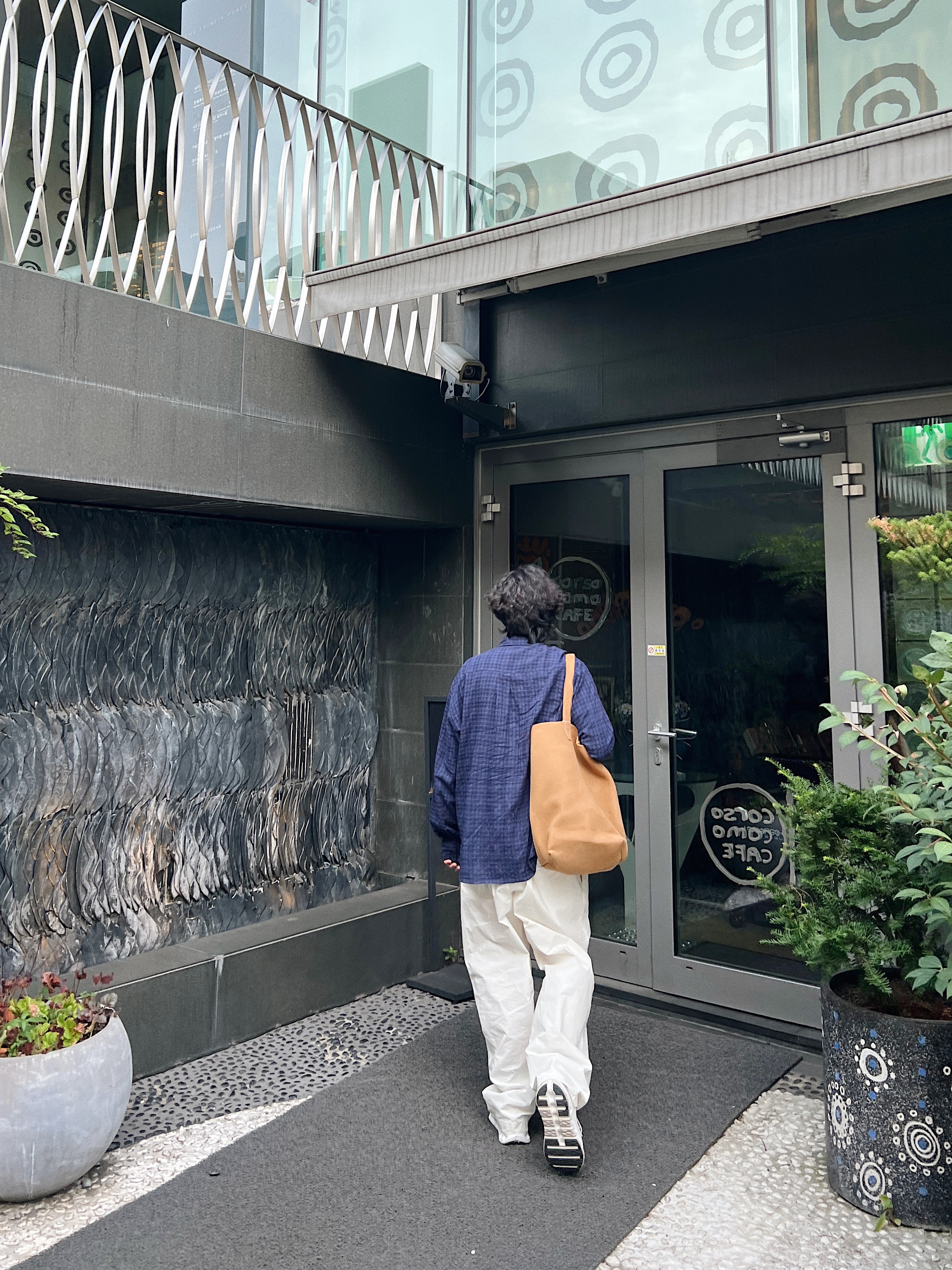Loewe x On Running Cloudtilt 2.0 Sand White, STU Stripe Linen Pants White 착용 스타일 - 4