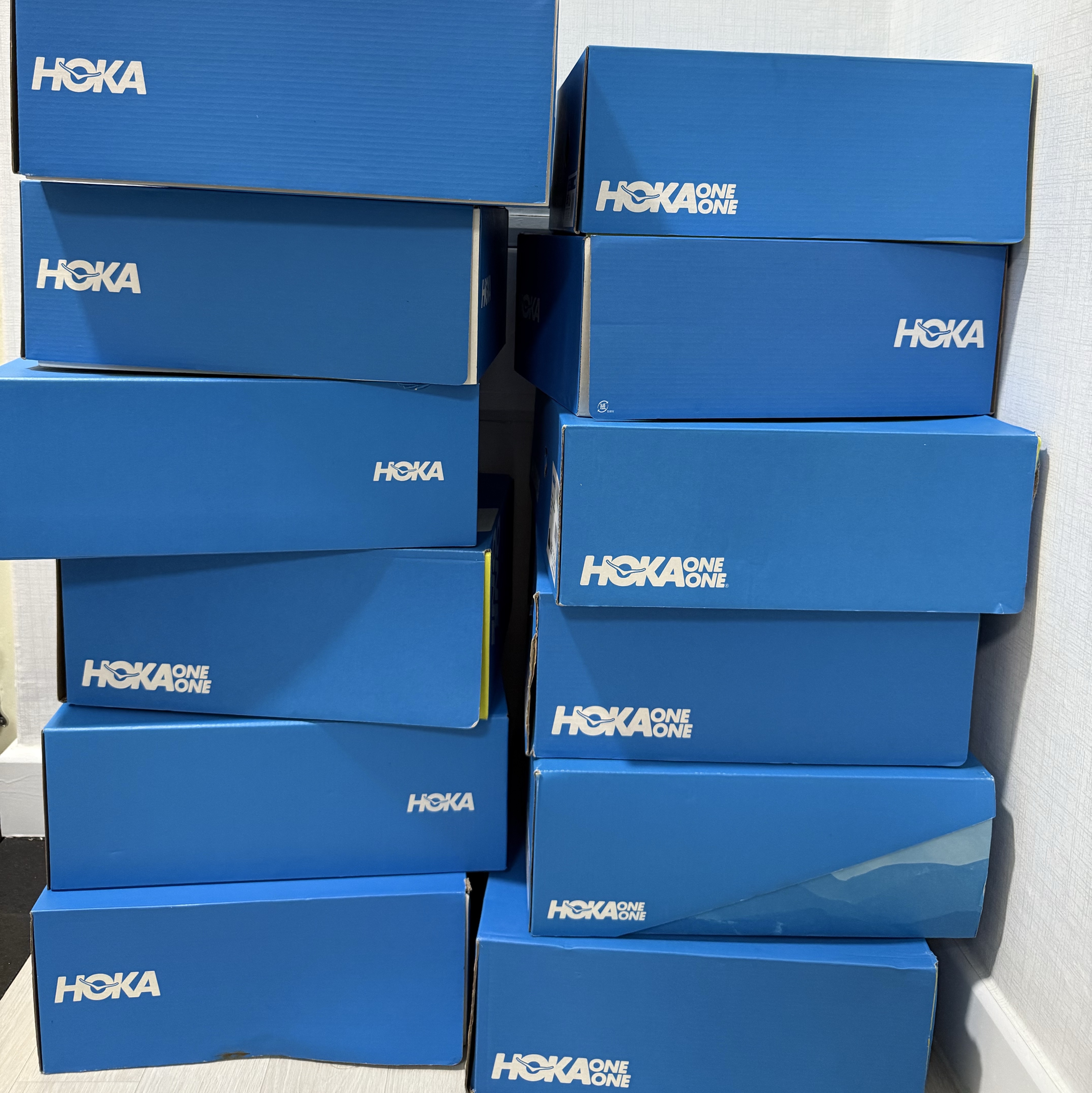 Hoka Hopara 2 Black, Hoka Mafate Three 2 Black Diva Blue 착용 스타일
