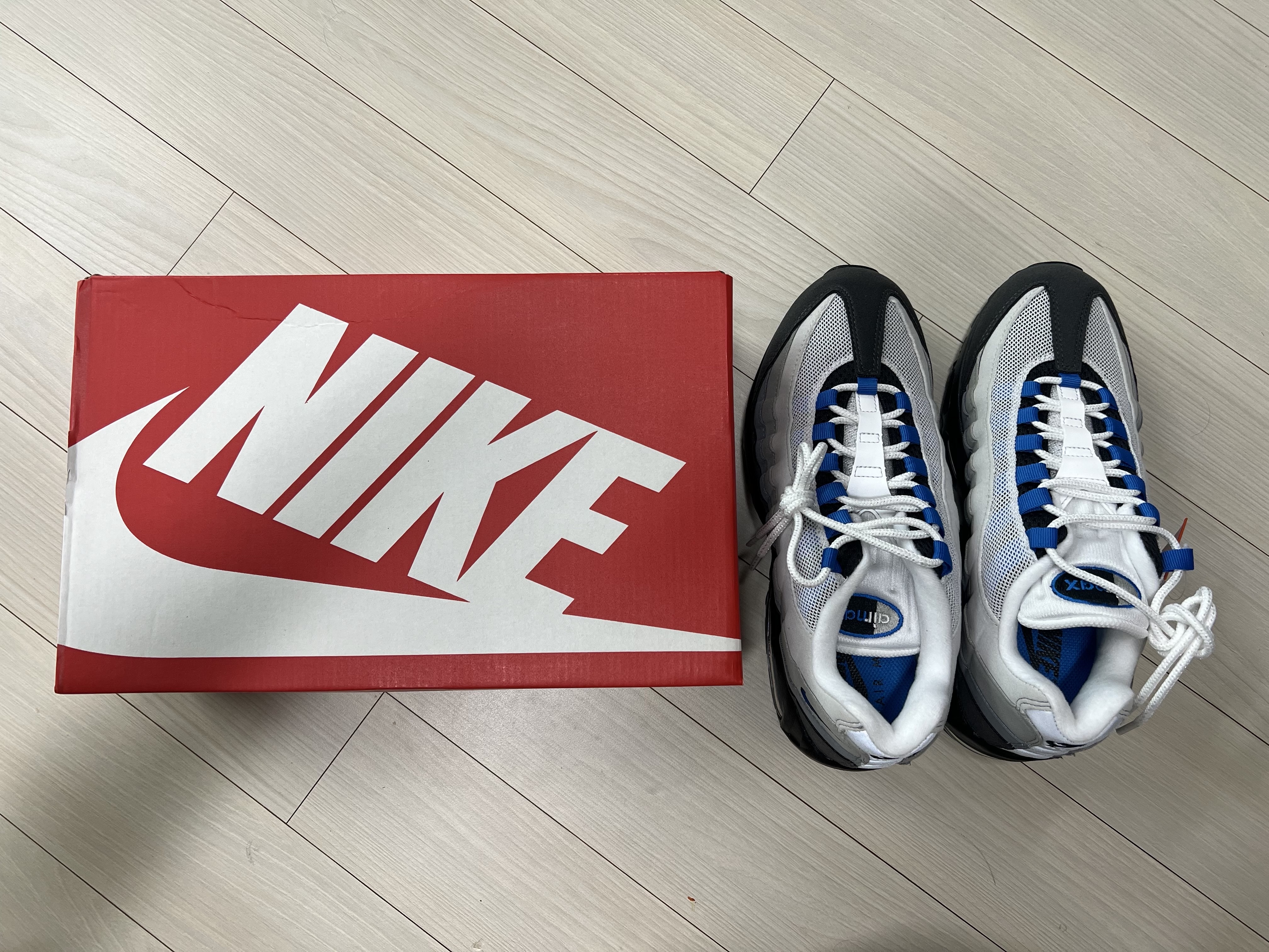 Nike Air Max 95 OG Cool Grey and Blue Spark 착용 스타일 - 1