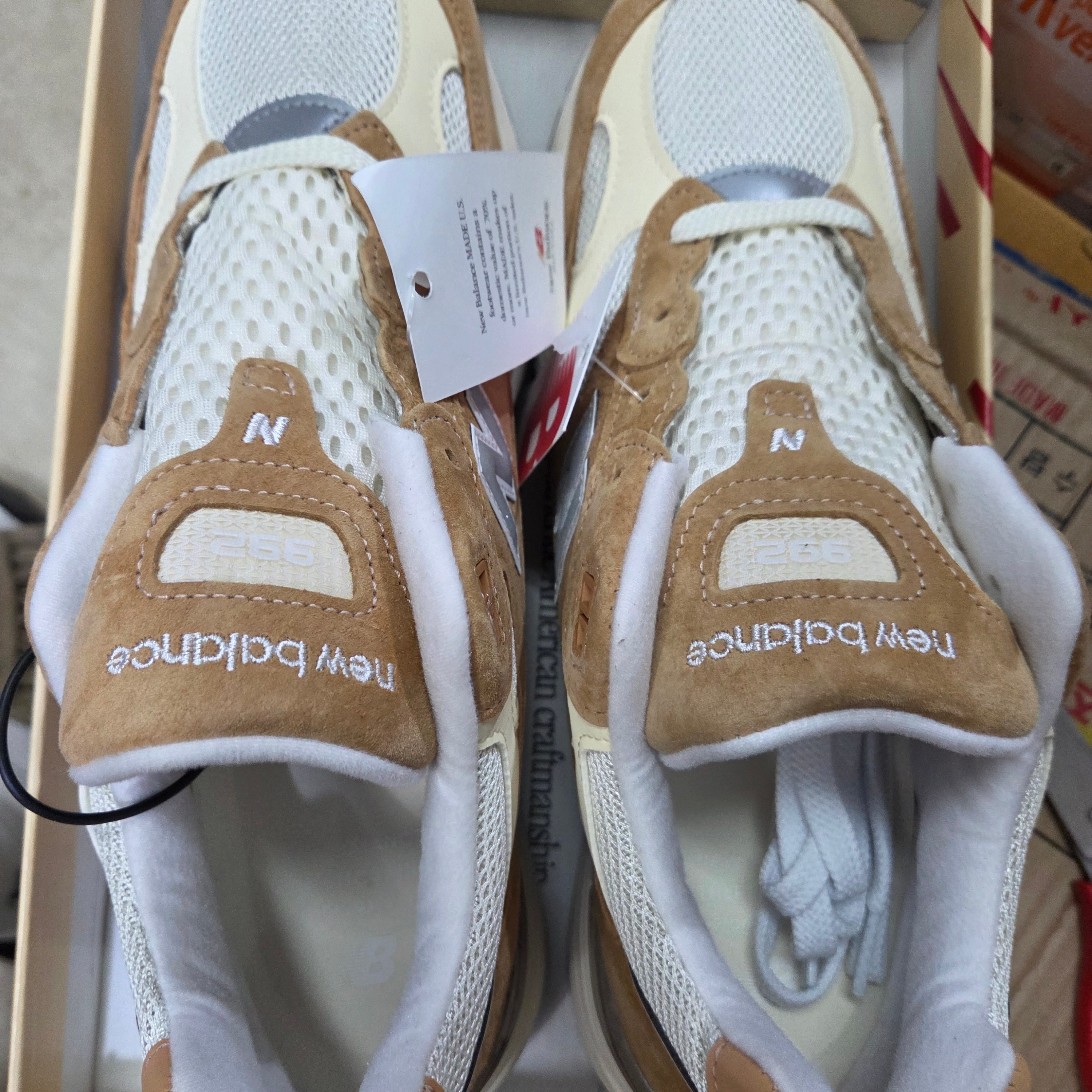 New Balance 992 Made in USA Sweet Caramel Calcium 착용 스타일 - 3