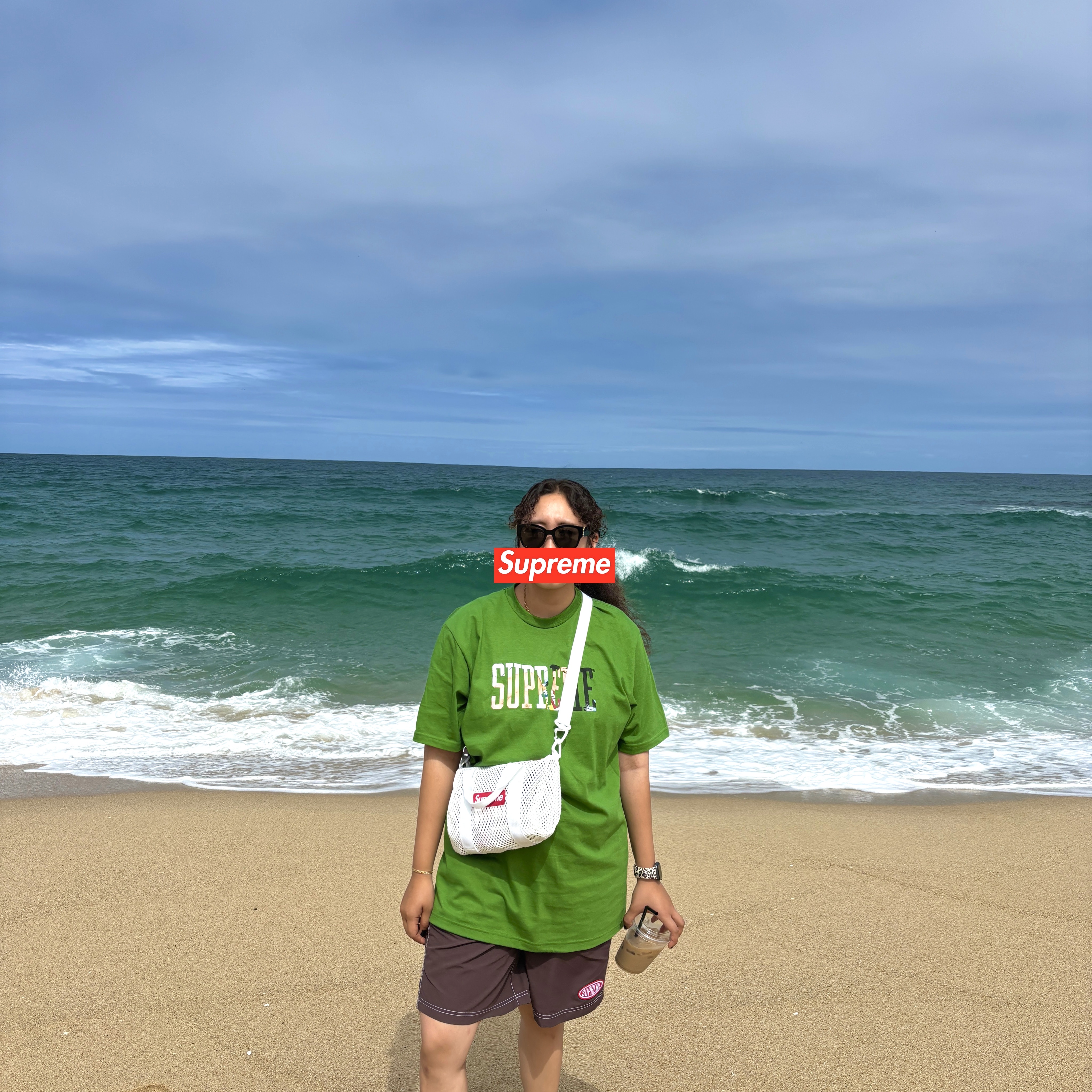 Supreme Tera Patrick T-Shirt Green - 24FW, Supreme Mesh Mini Duffle Bag White - 23SS 착용 스타일