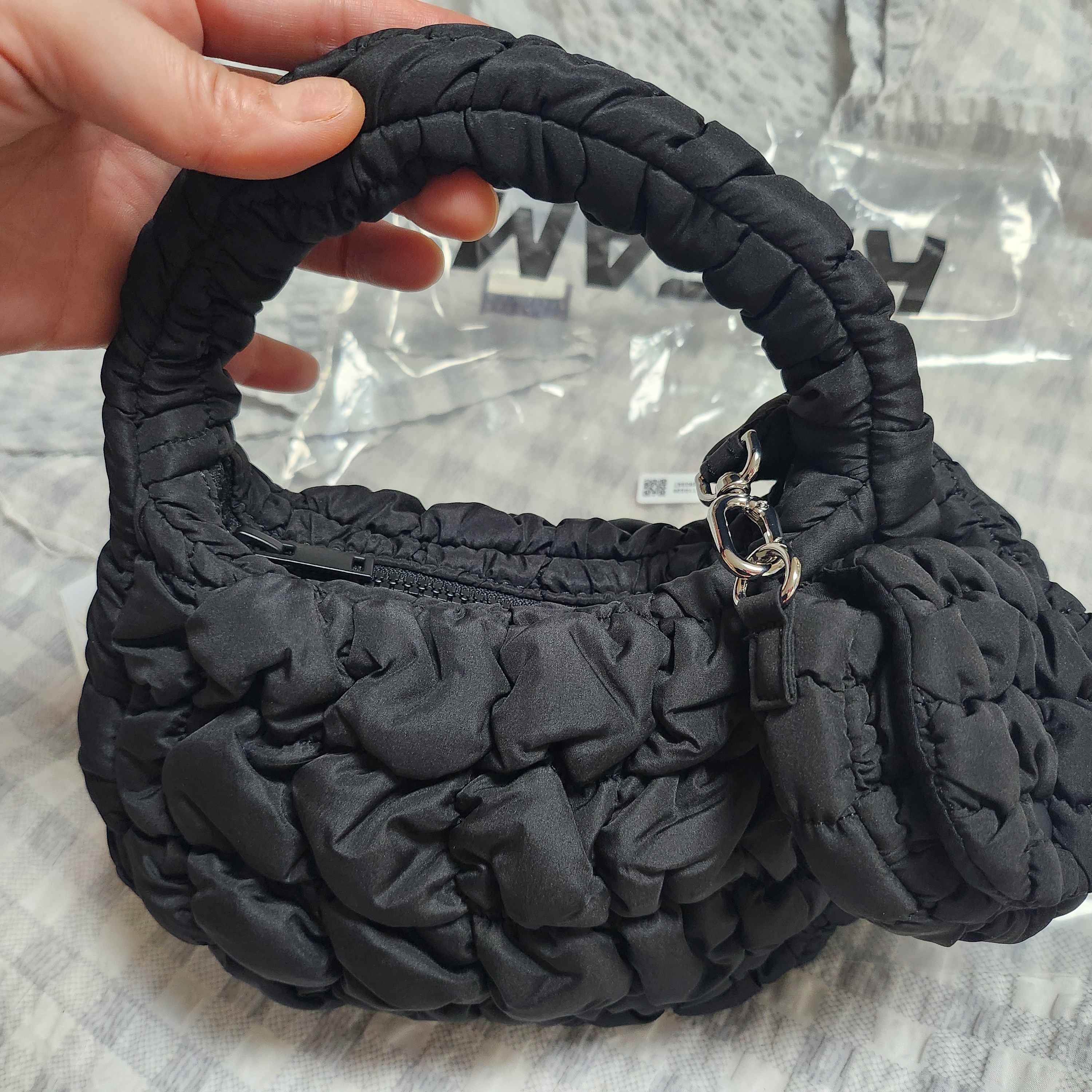 COS Quilted Nano Bag Black 착용 스타일 - 5