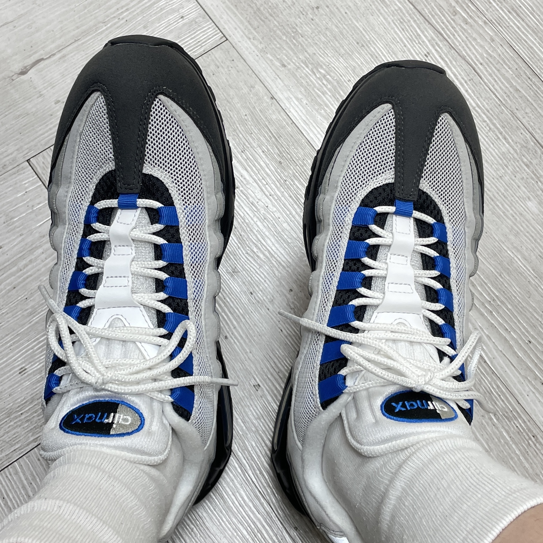 Nike Air Max 95 OG Cool Grey and Blue Spark 착용 스타일 - 1