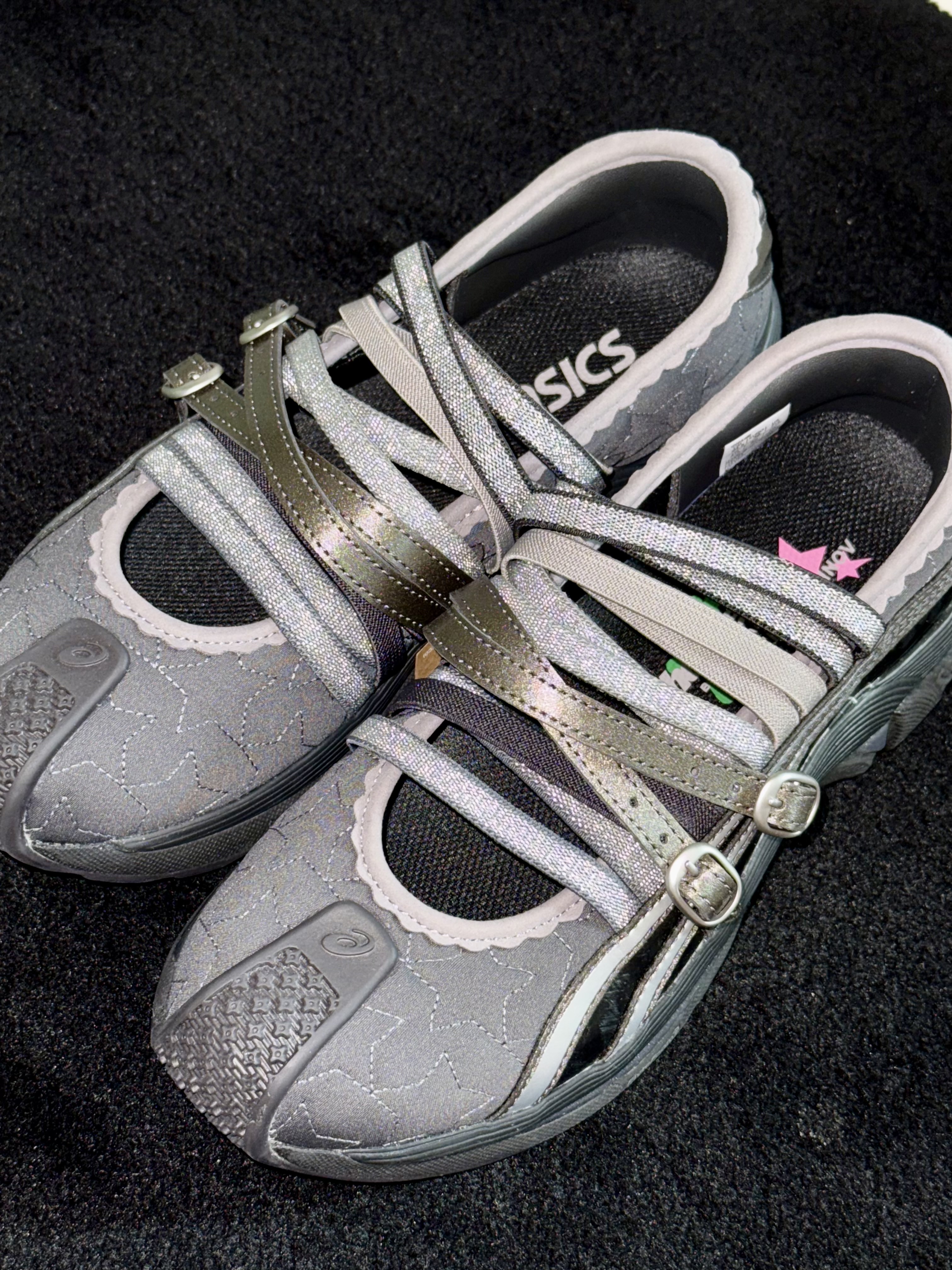 (W) Asics x Kiko Kostadinov x Heaven by Marc Jacobs Gel-Lokros Graphite Grey Gunmetal 착용 스타일 - 6