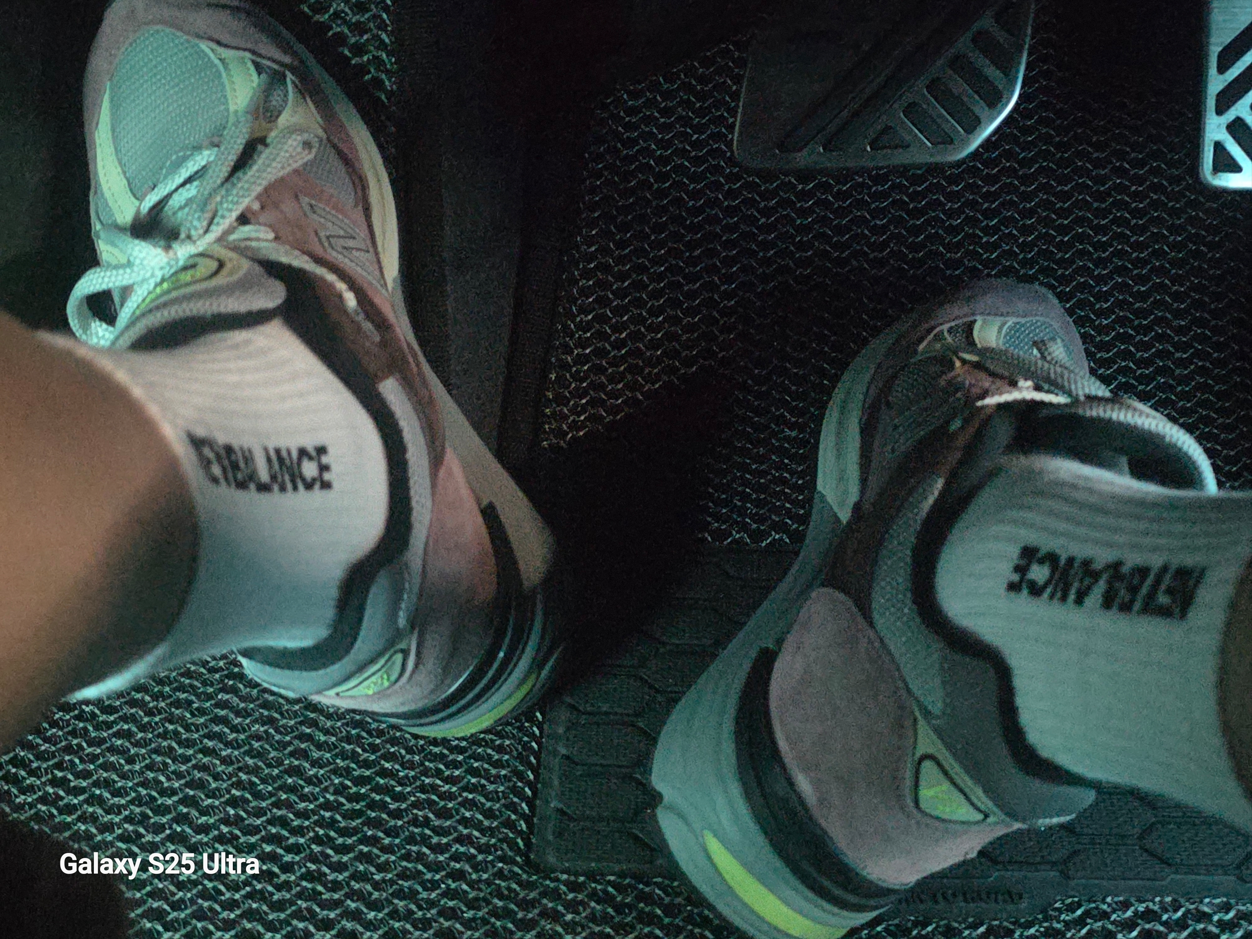 New Balance 991v2 Made in UK Rosewood 착용 스타일 - 1