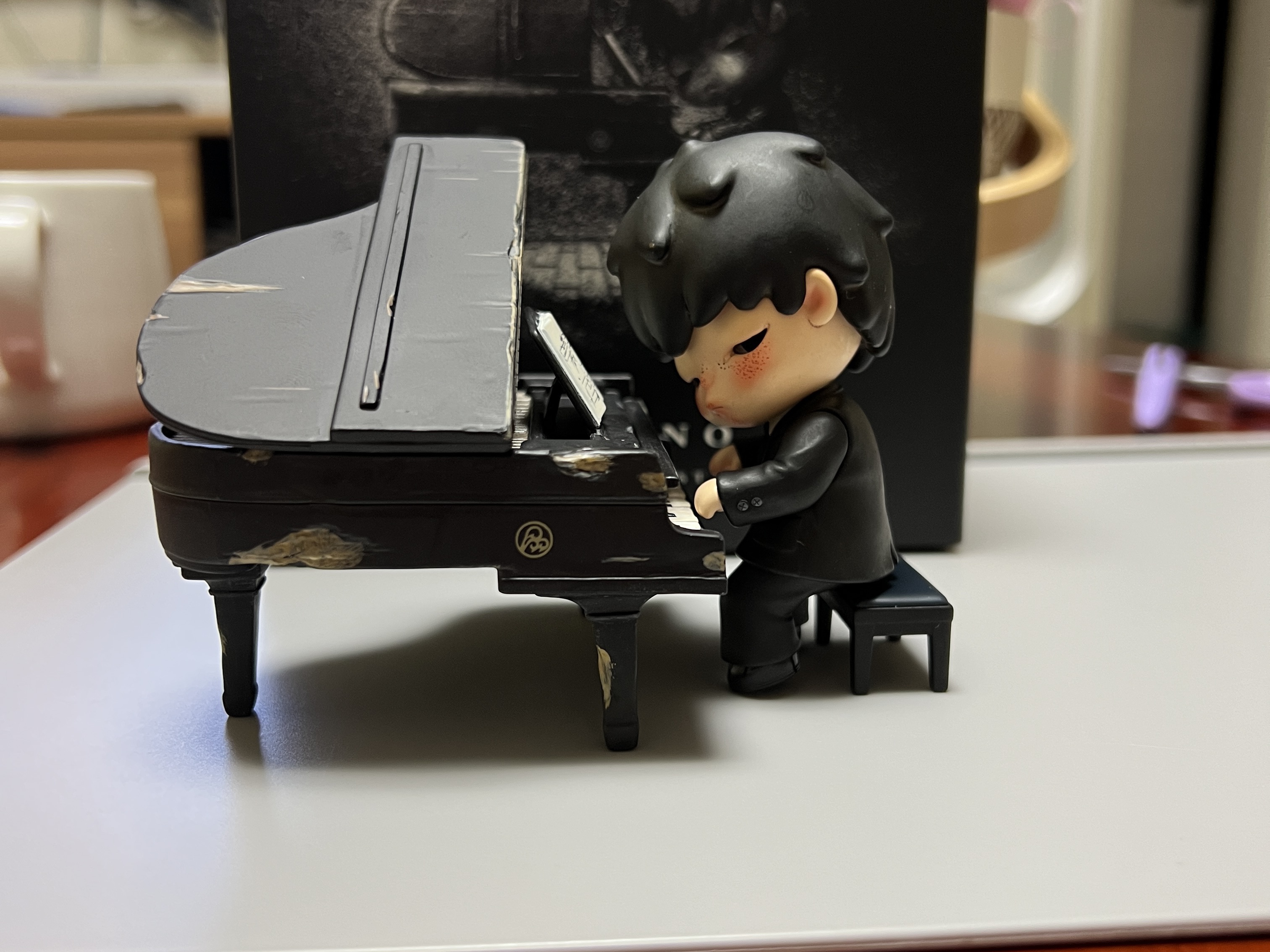 Pop Mart Hirono The Pianist Blister Figure 착용 스타일