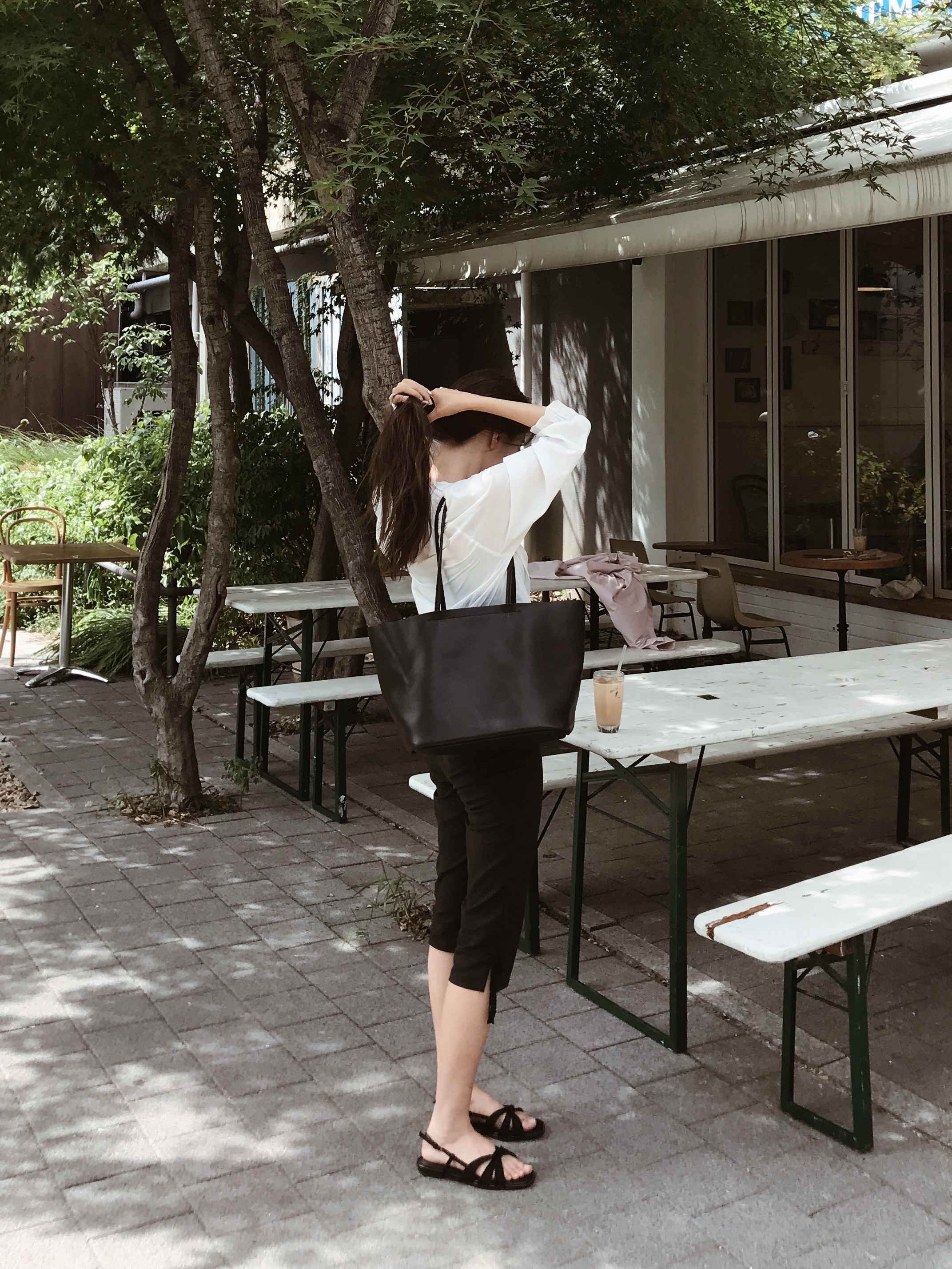 Prada Re-Nylon Tote Bag Black 착용 스타일 - 1