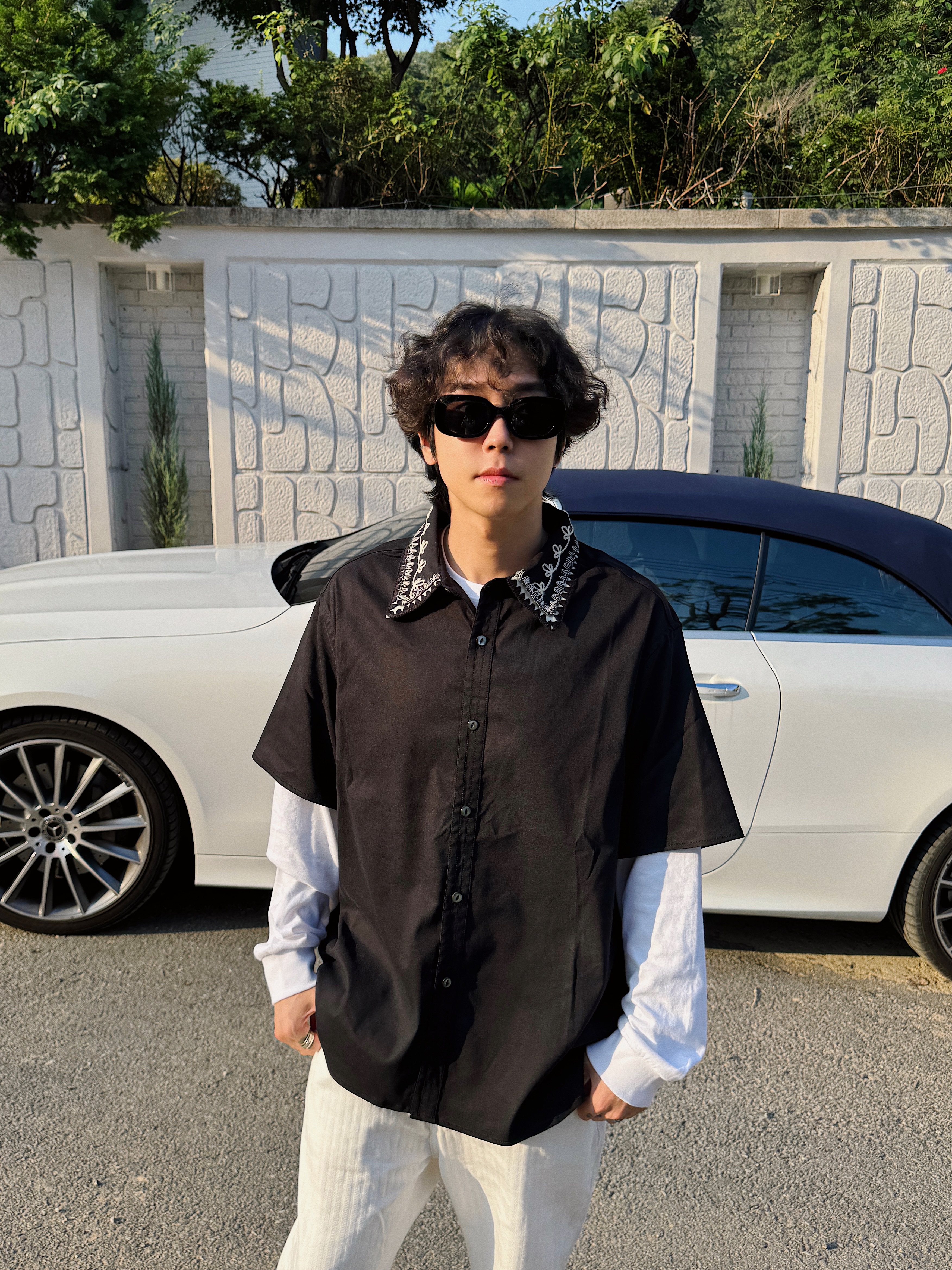 Oofos x STU Oocloog Black, STU Embo Stripe Denim Pants White 착용 스타일 - 3