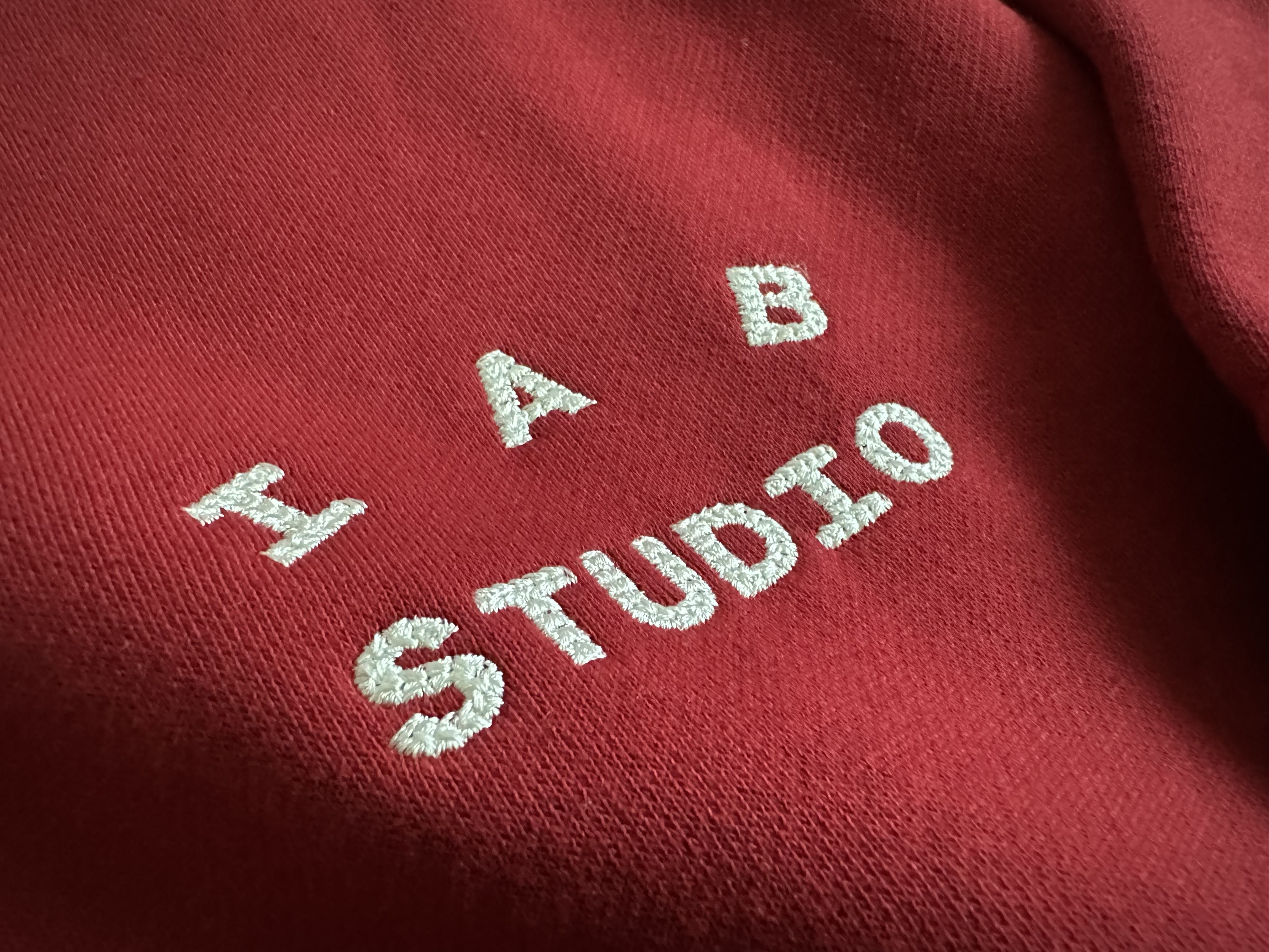 IAB Studio 24 Christmas Hoodie Burgundy Oatmeal 착용 스타일 - 3