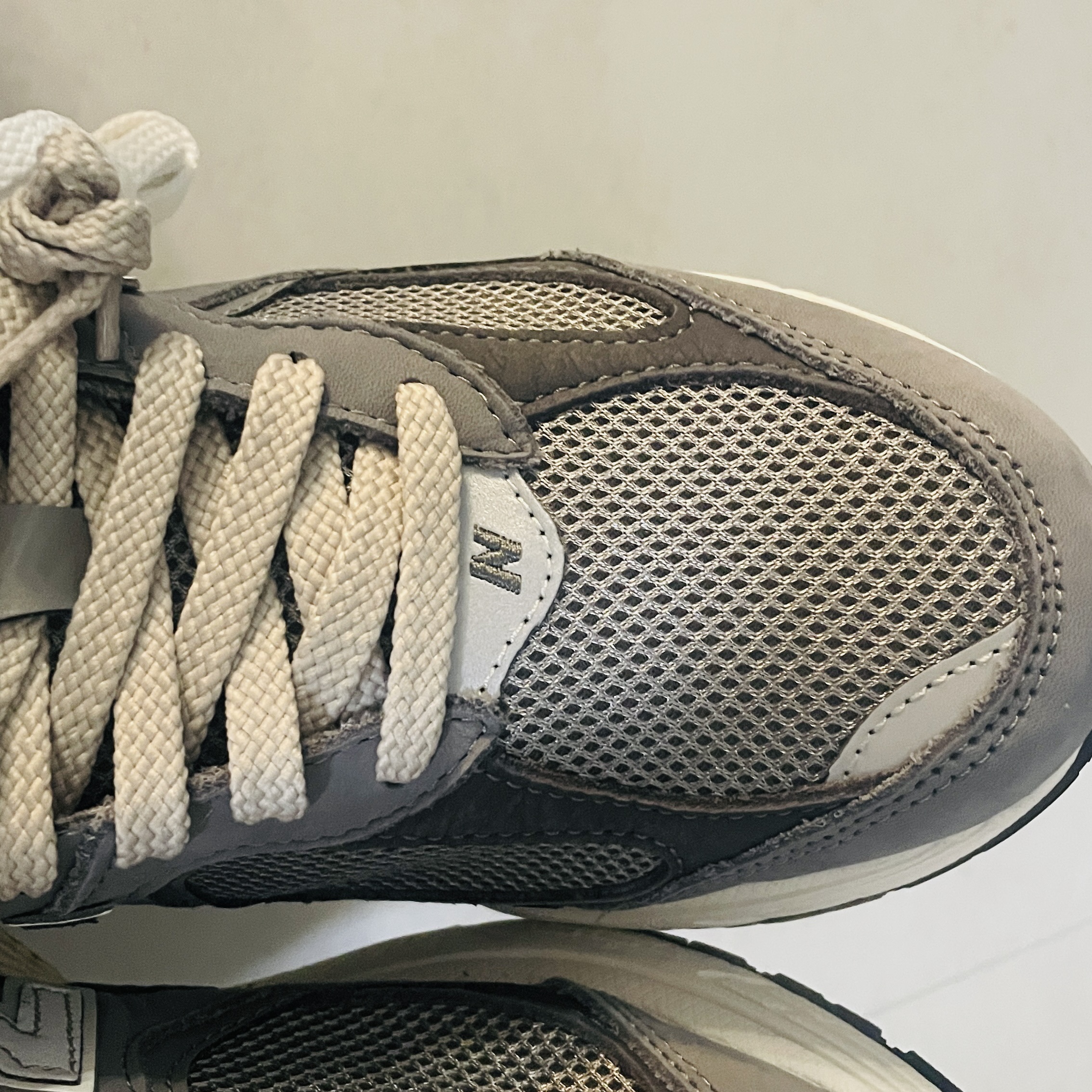 New Balance 2002R Premium Vintage Grey 착용 스타일 - 3