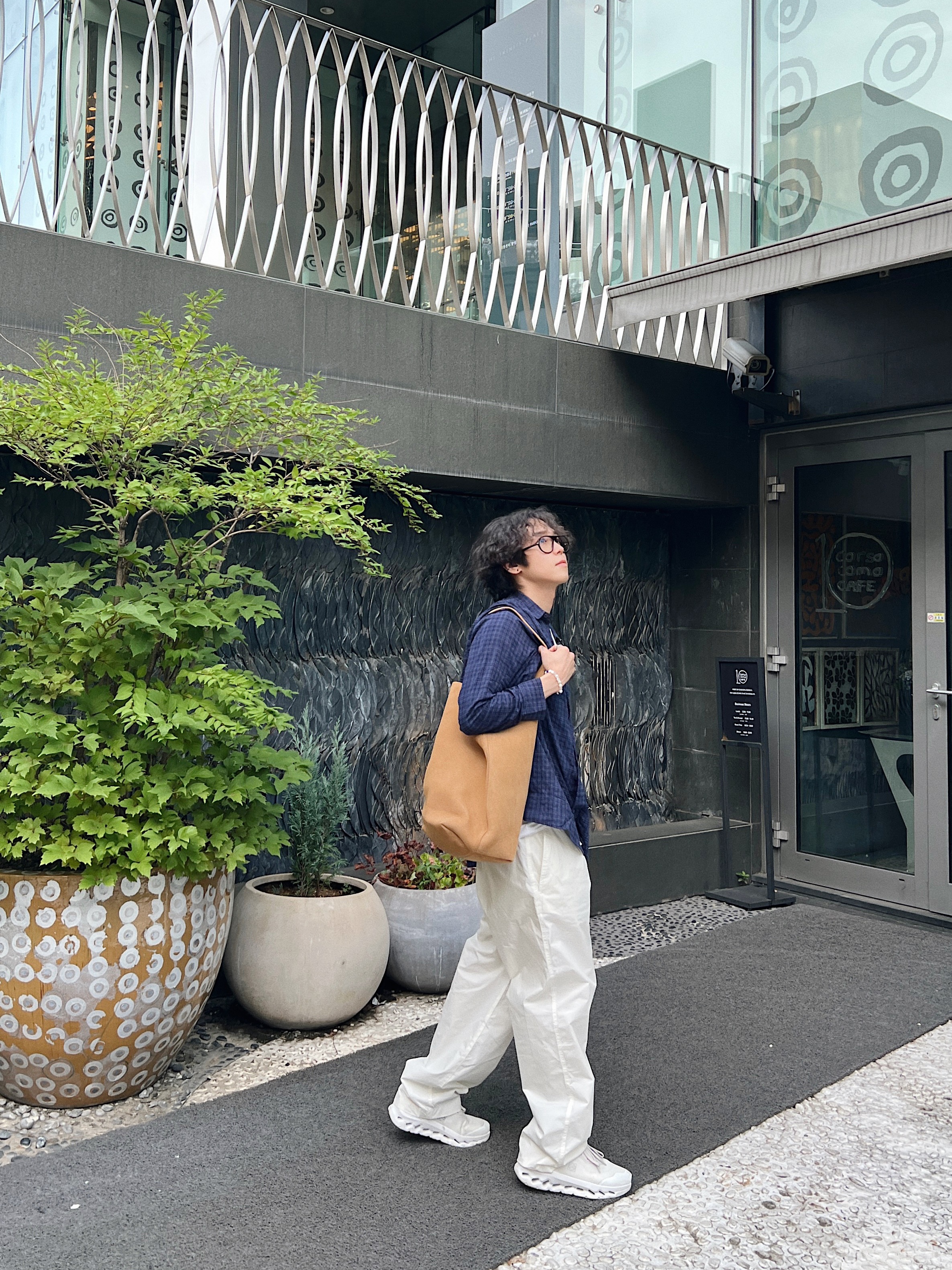 Loewe x On Running Cloudtilt 2.0 Sand White, STU Stripe Linen Pants White 착용 스타일 - 3