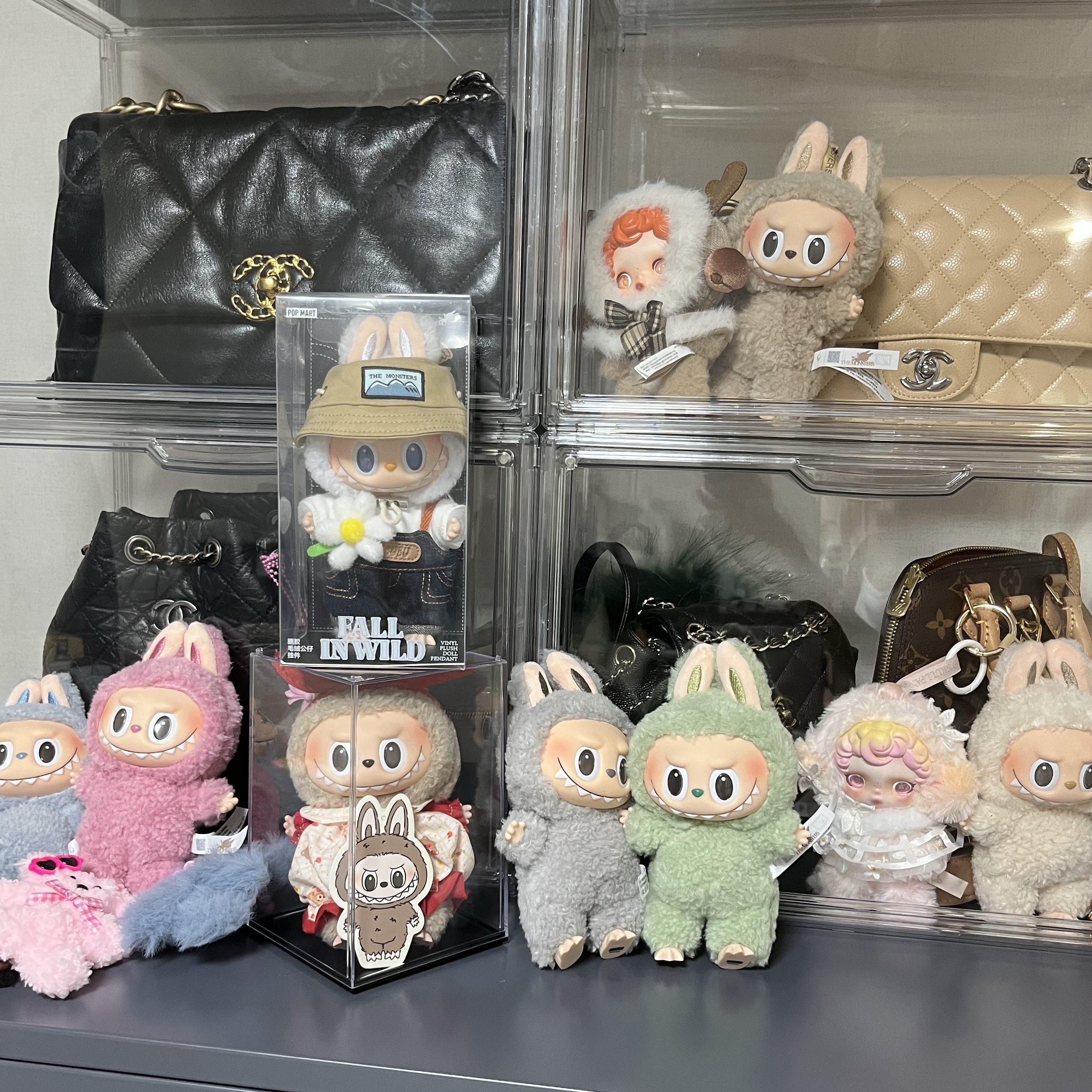 Pop Mart Skullpanda L’Impressionnisme Series Plush Doll In The Garden (Opened Case), Pop Mart Labubu The Monsters Labubu Tasty Macarons Series Soymilk Keyring 착용 스타일