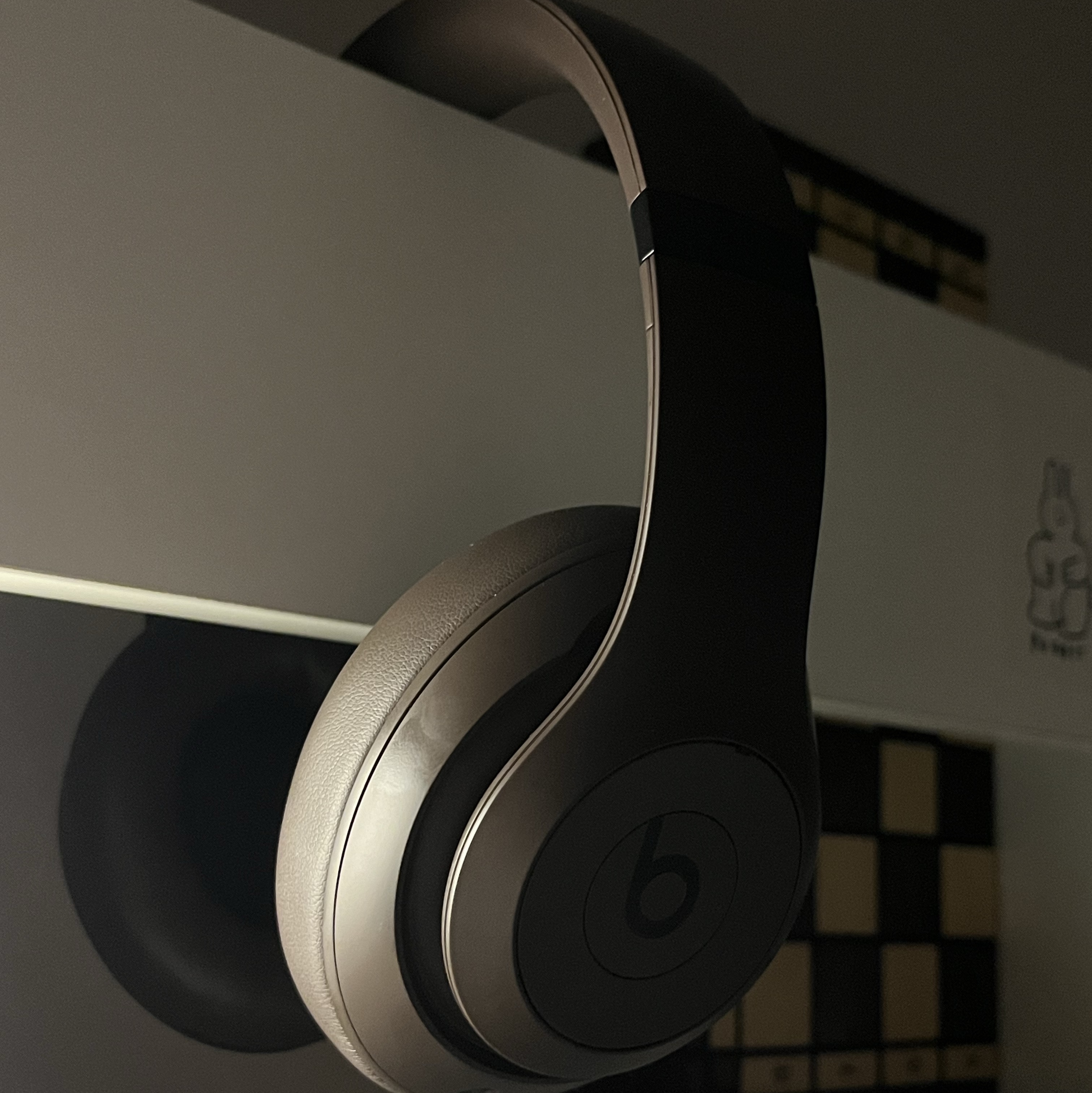 Beats Studio Pro Wireless Over Ear Headphone Deep Brown (Korean Ver.) 착용 스타일