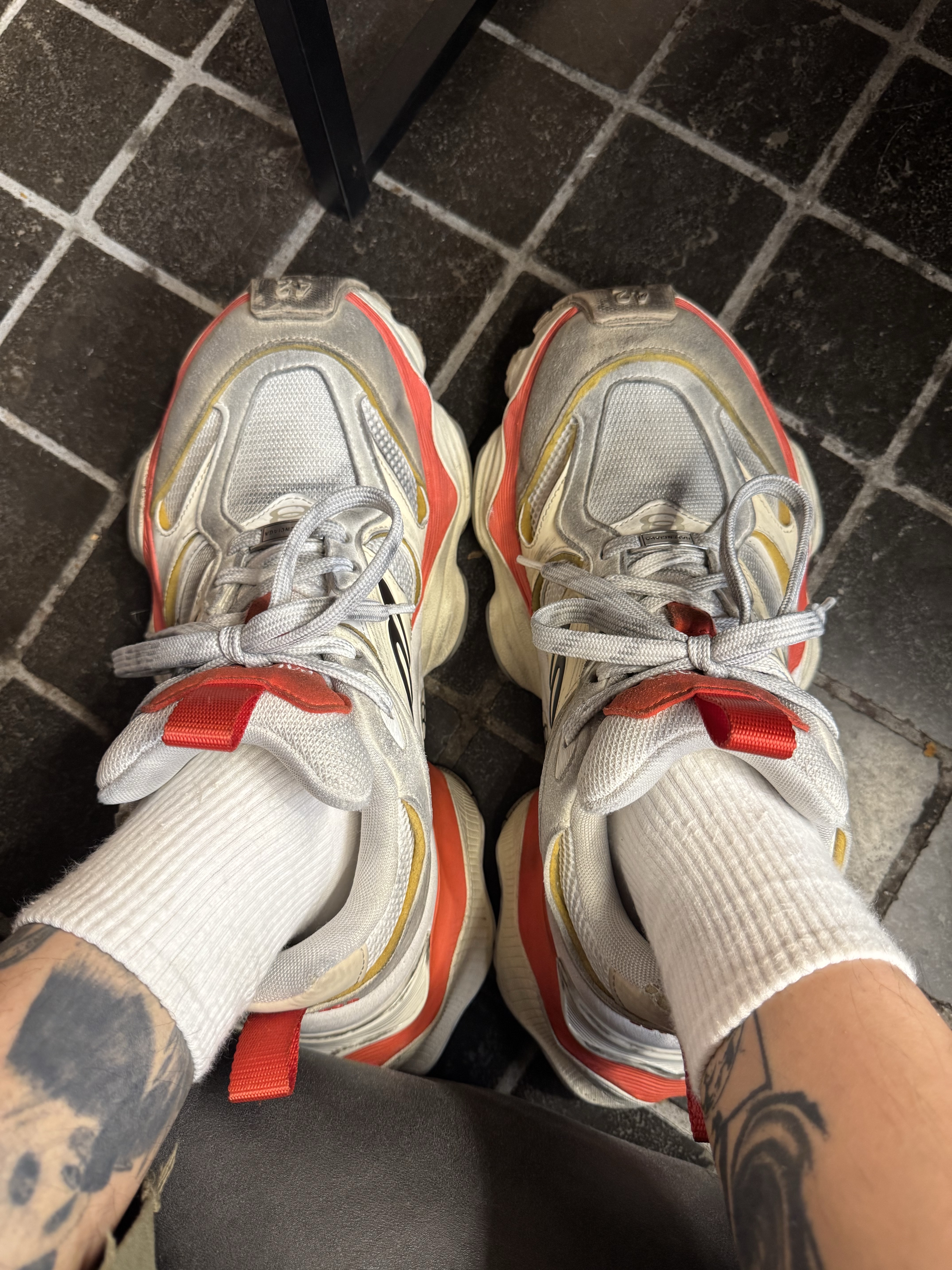 ROARINGRAD Damage Lettering T-shirt Red, Balenciaga Cargo Sneakers Beige Grey Red 착용 스타일 - 6