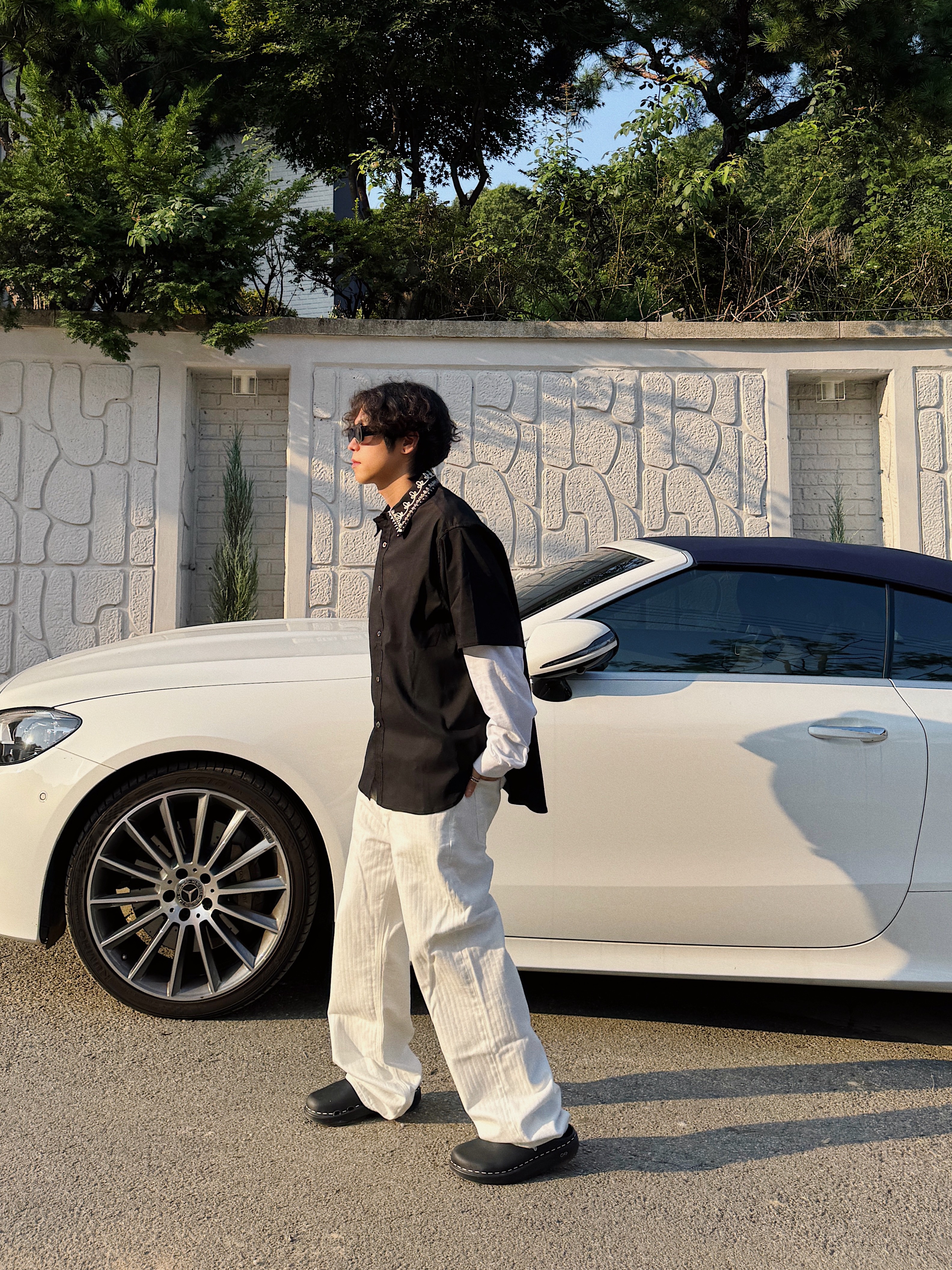 Oofos x STU Oocloog Black, STU Embo Stripe Denim Pants White 착용 스타일 - 1
