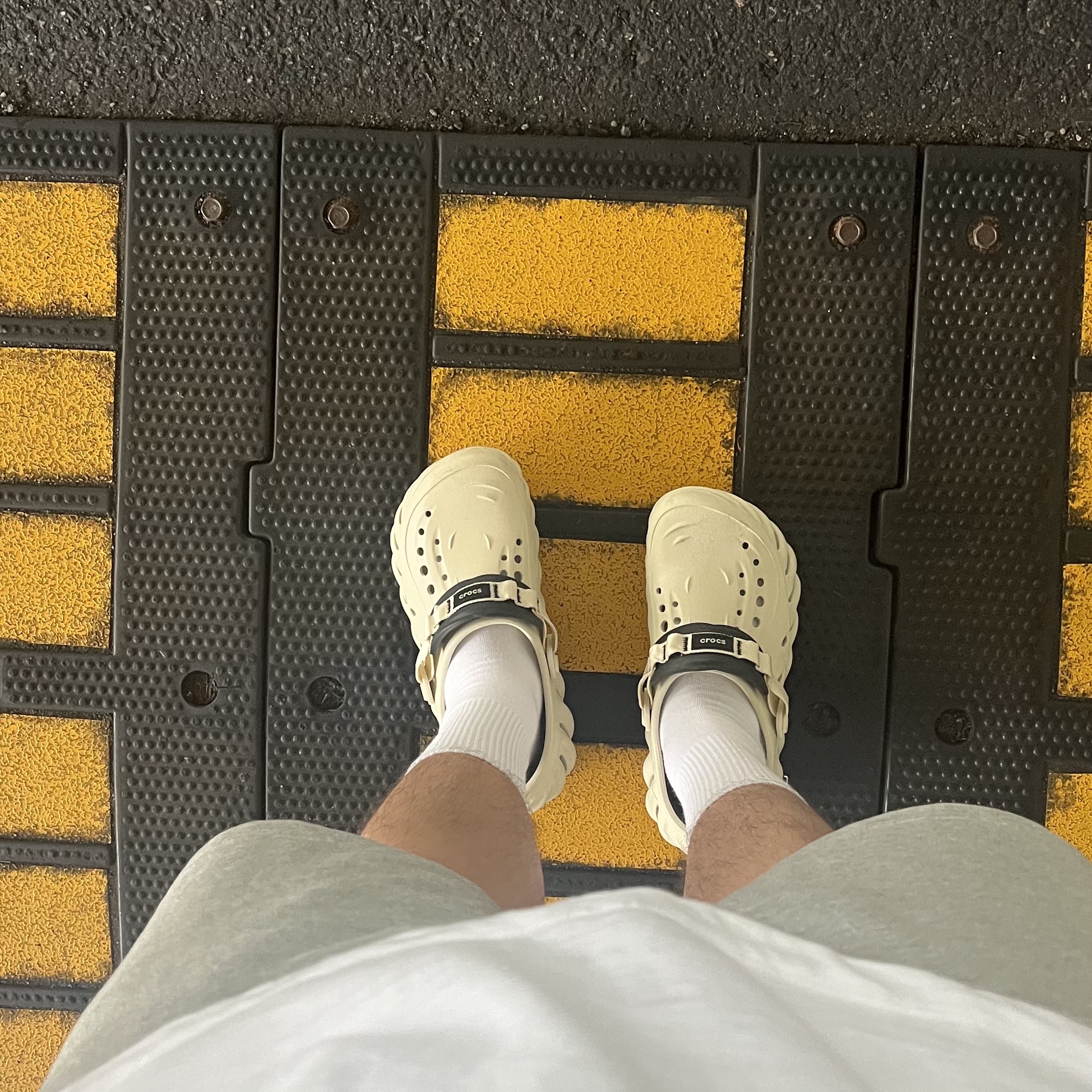 Crocs Echo Clog Bone Black 착용 스타일